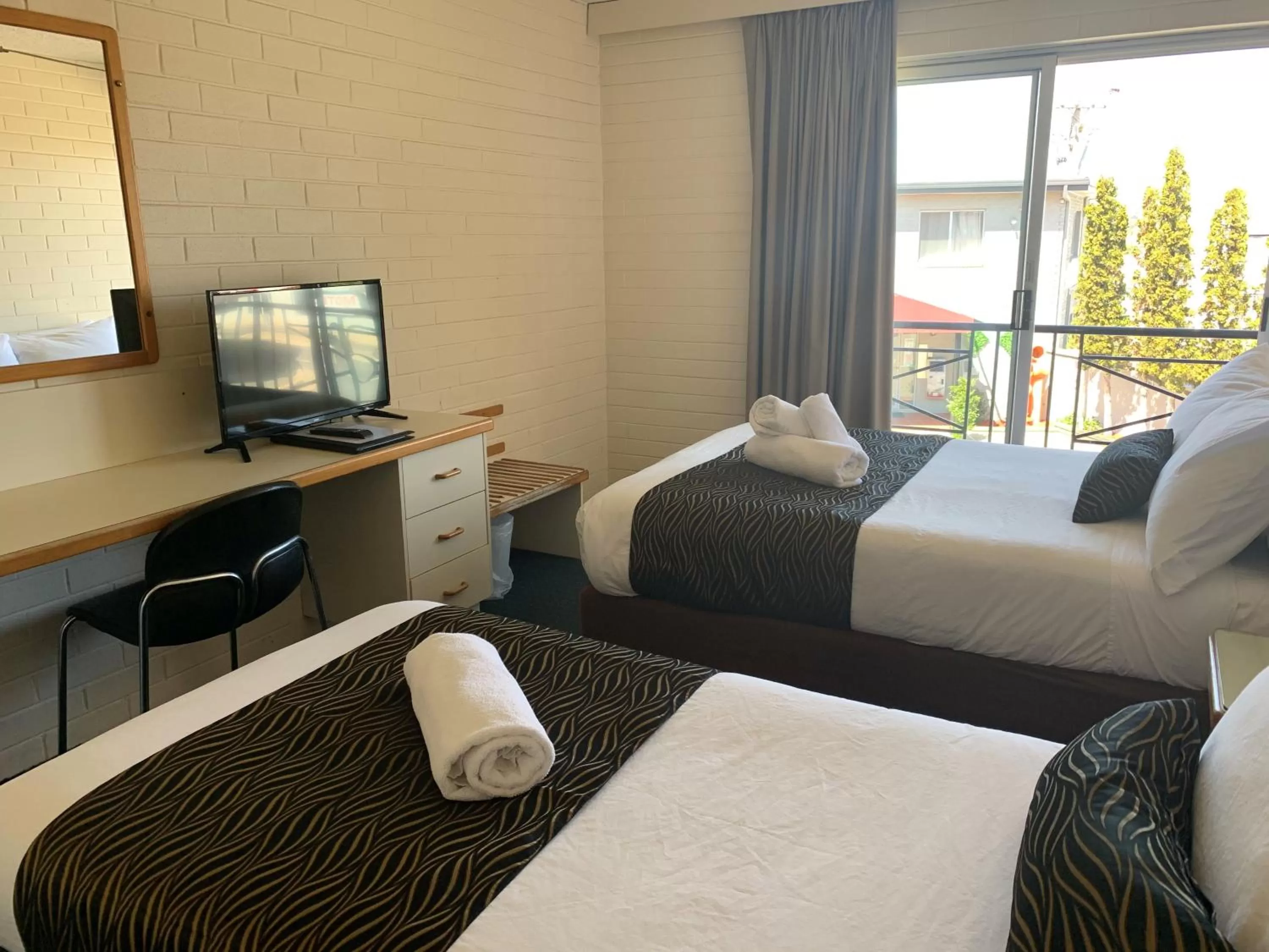 Bed in Crest Motor Inn