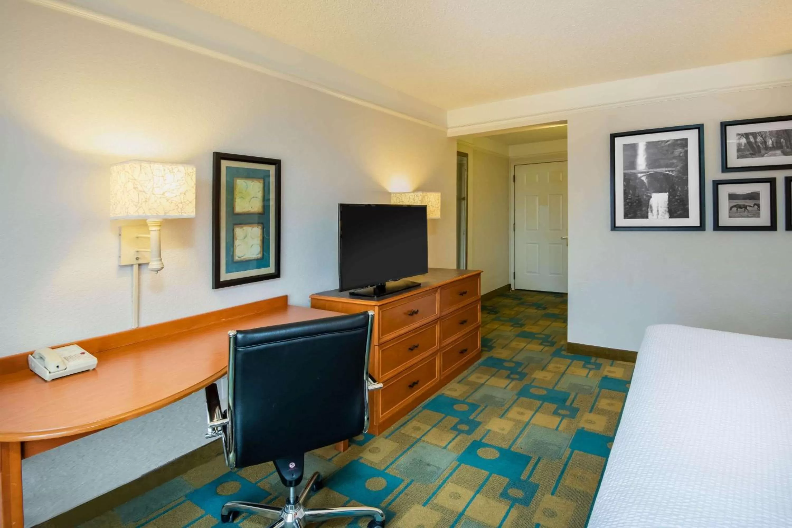 Photo of the whole room, Bed in La Quinta by Wyndham Colorado Springs South Airport
