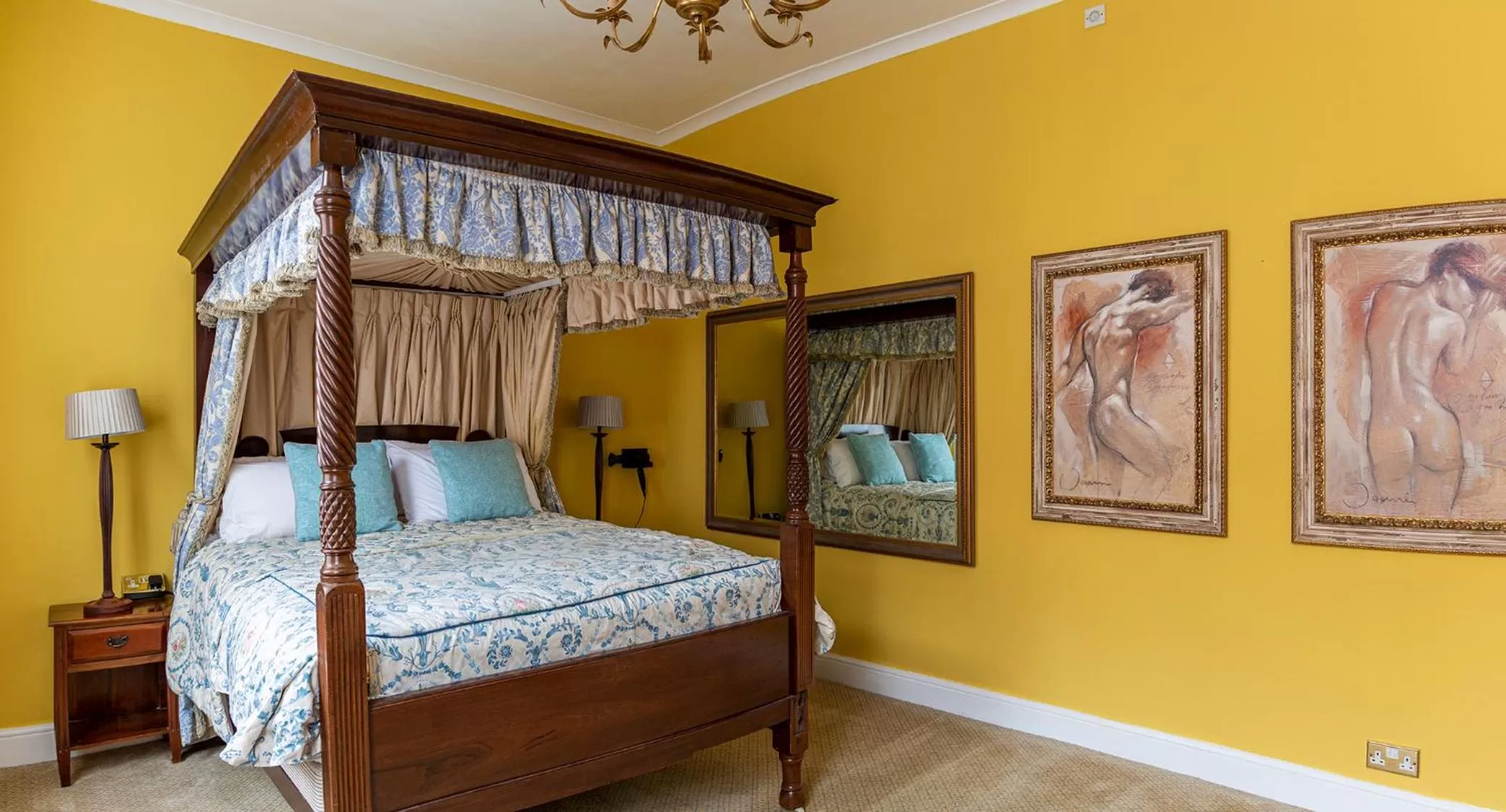 Bed in Angel and Royal Hotel