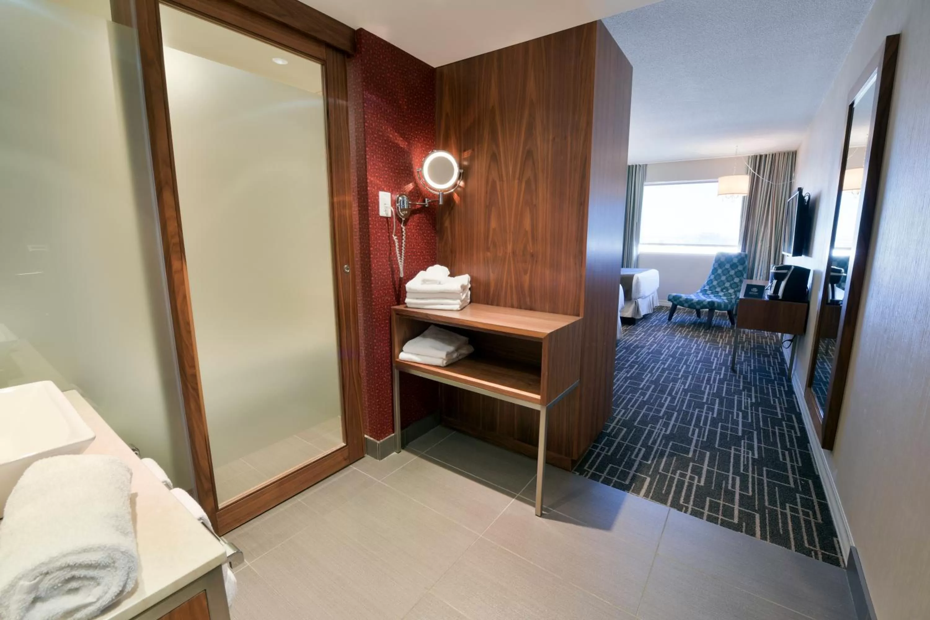 Bathroom, Bed in Hotel Universel Montréal