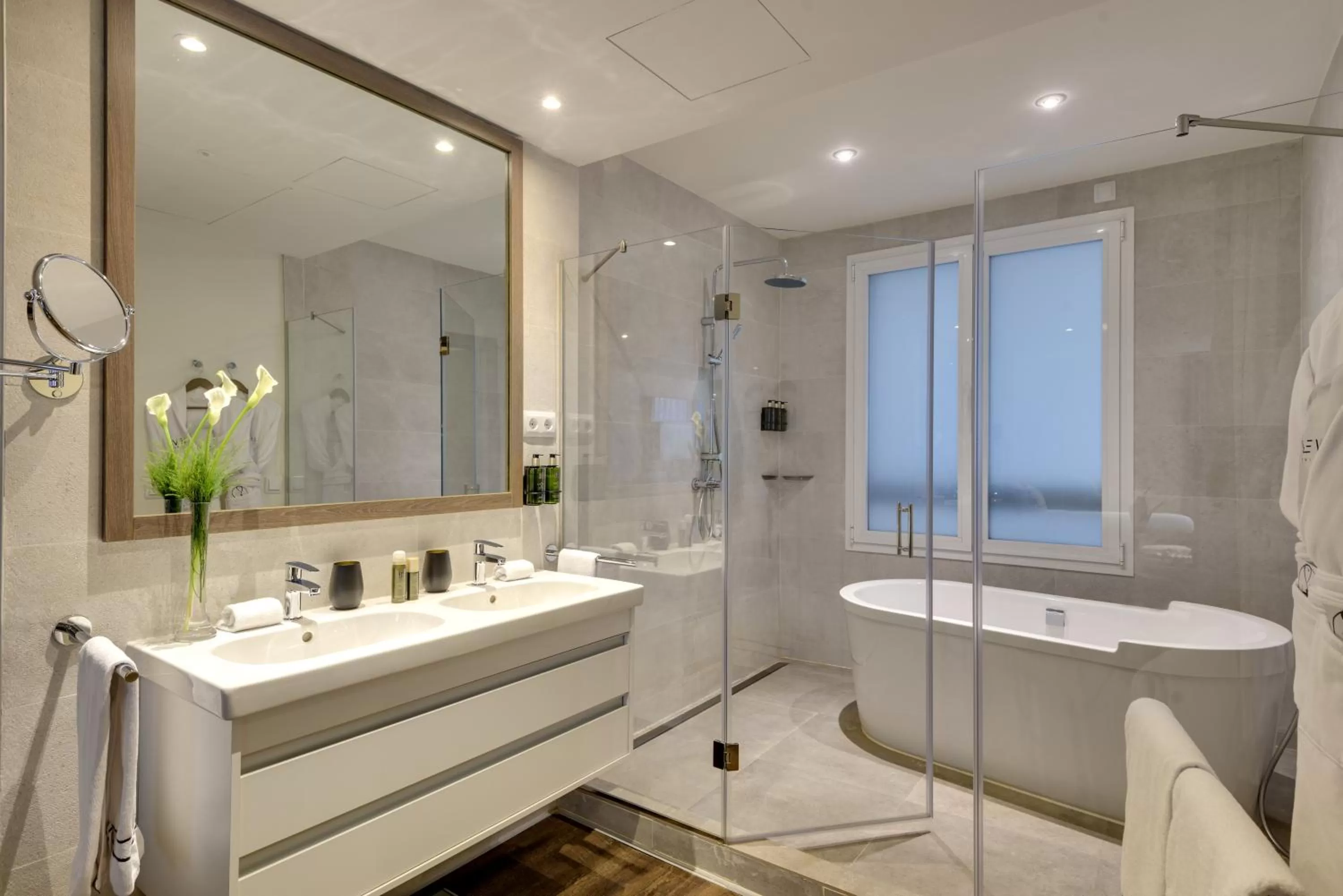 Shower in Melia Madrid Serrano