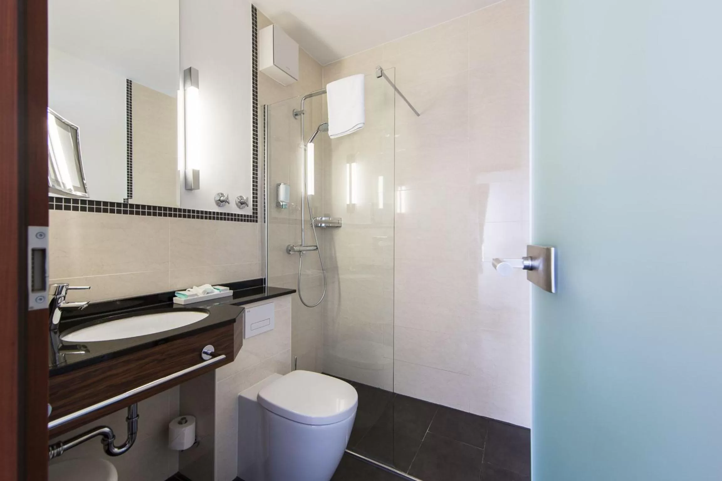 Bathroom in Hotel Oranien Wiesbaden