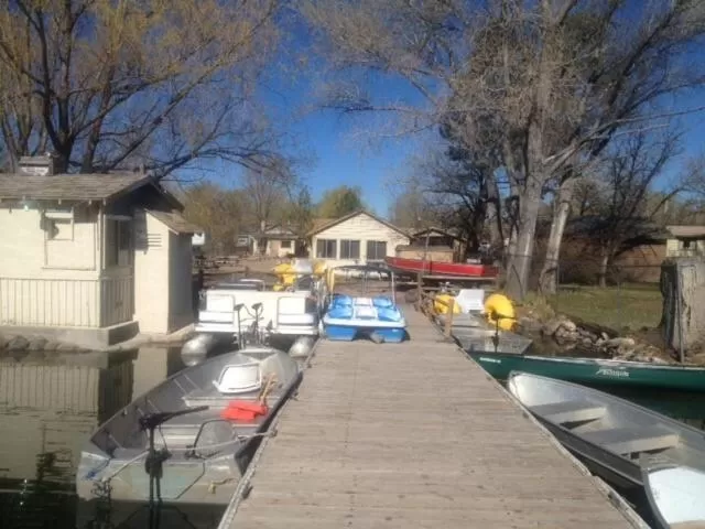 Area and facilities, Neighborhood in Rainbows End Fishing Resort