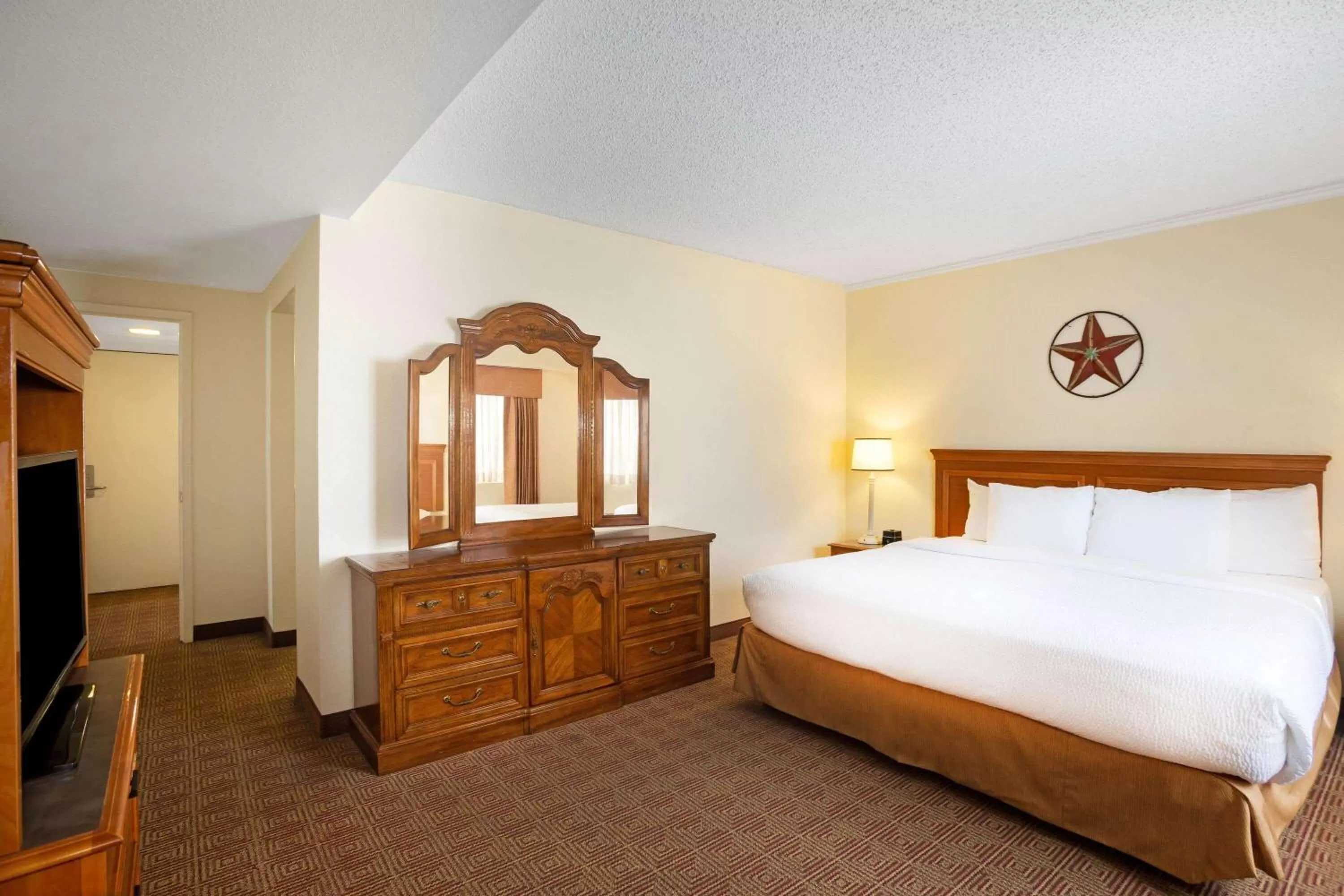 Photo of the whole room, Bed in La Quinta Inn by Wyndham Austin Capitol / Downtown
