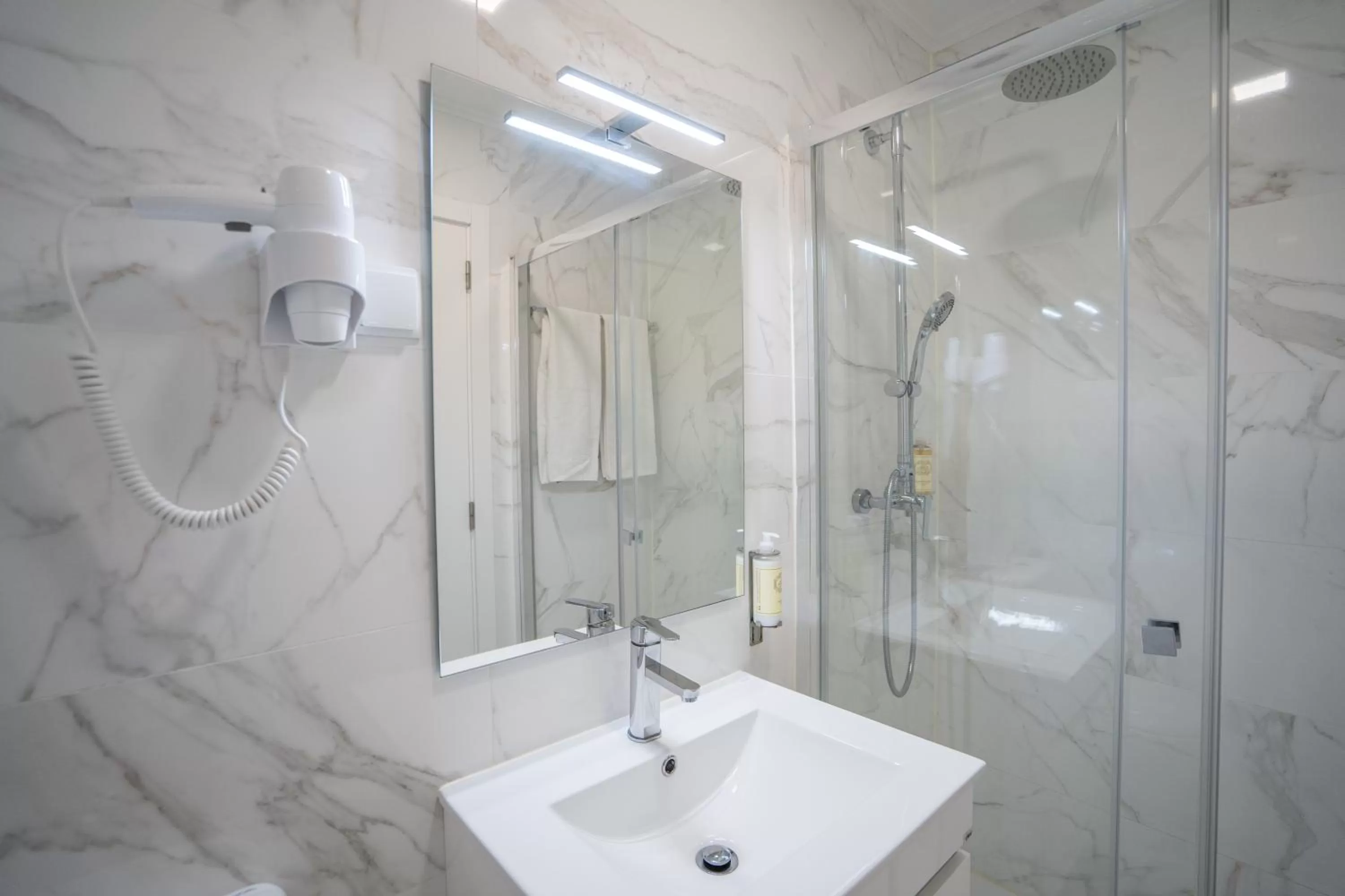 Bathroom in Dinya Lisbon Hotel