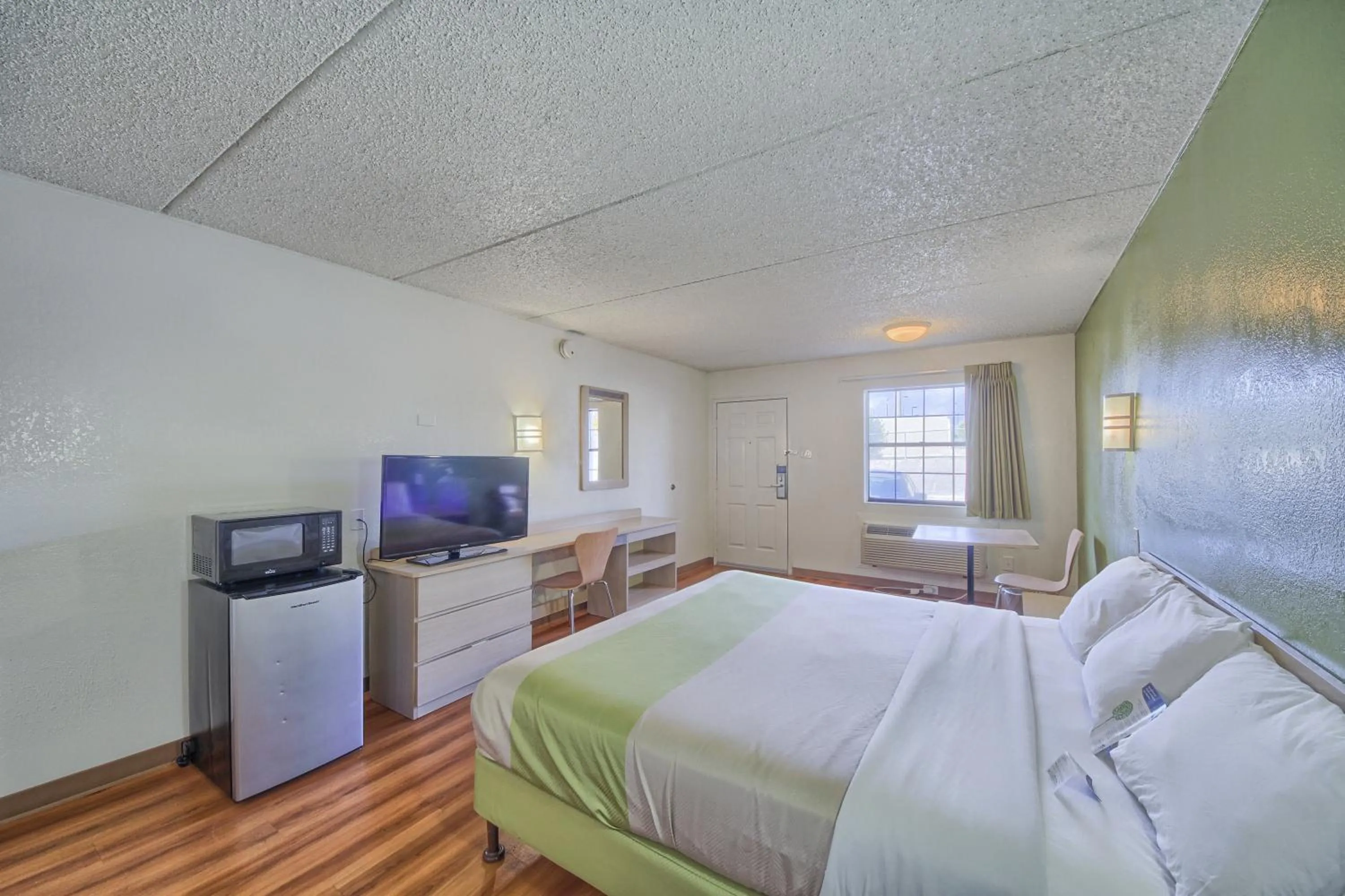 Bedroom, Bed in Motel 6-San Antonio, TX - Northwest Medical Center