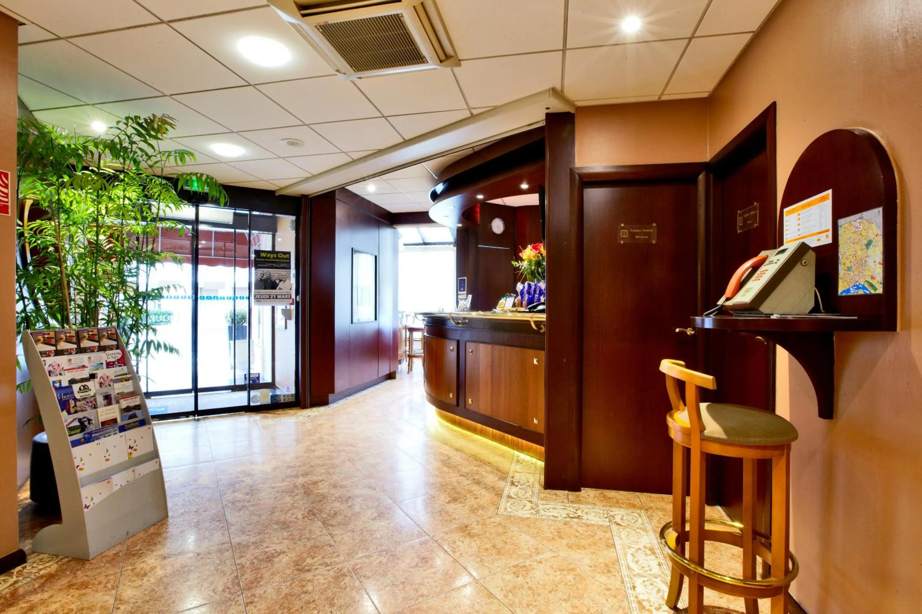 Lobby or reception in Kyriad Hotel Nevers Centre