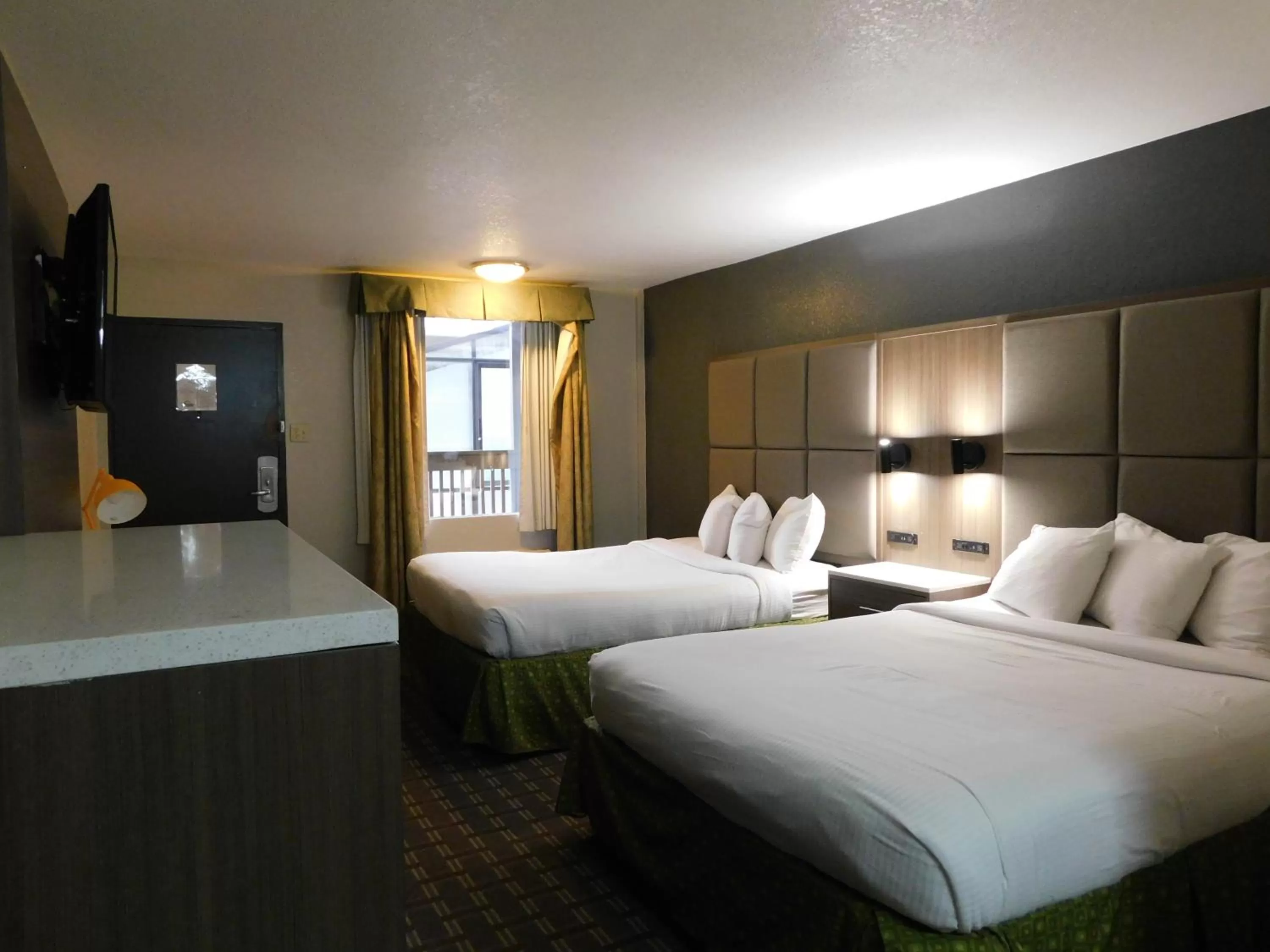 Bed in Days Inn & Suites by Wyndham Downtown Gatlinburg Parkway