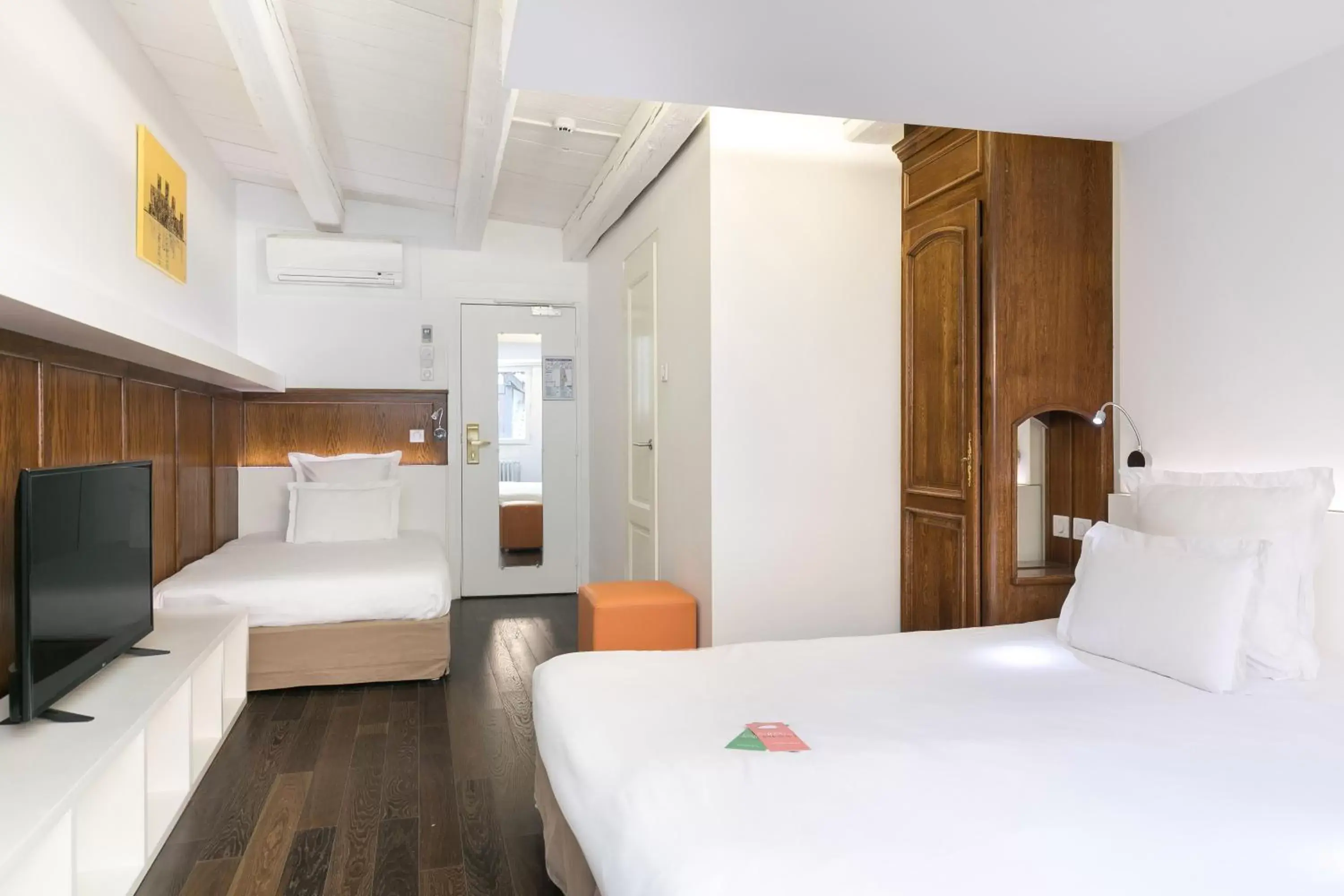 Superior Triple Room in Hôtel de l'Europe by HappyCulture Superior Triple Room in Hôtel de l'Europe by HappyCulture