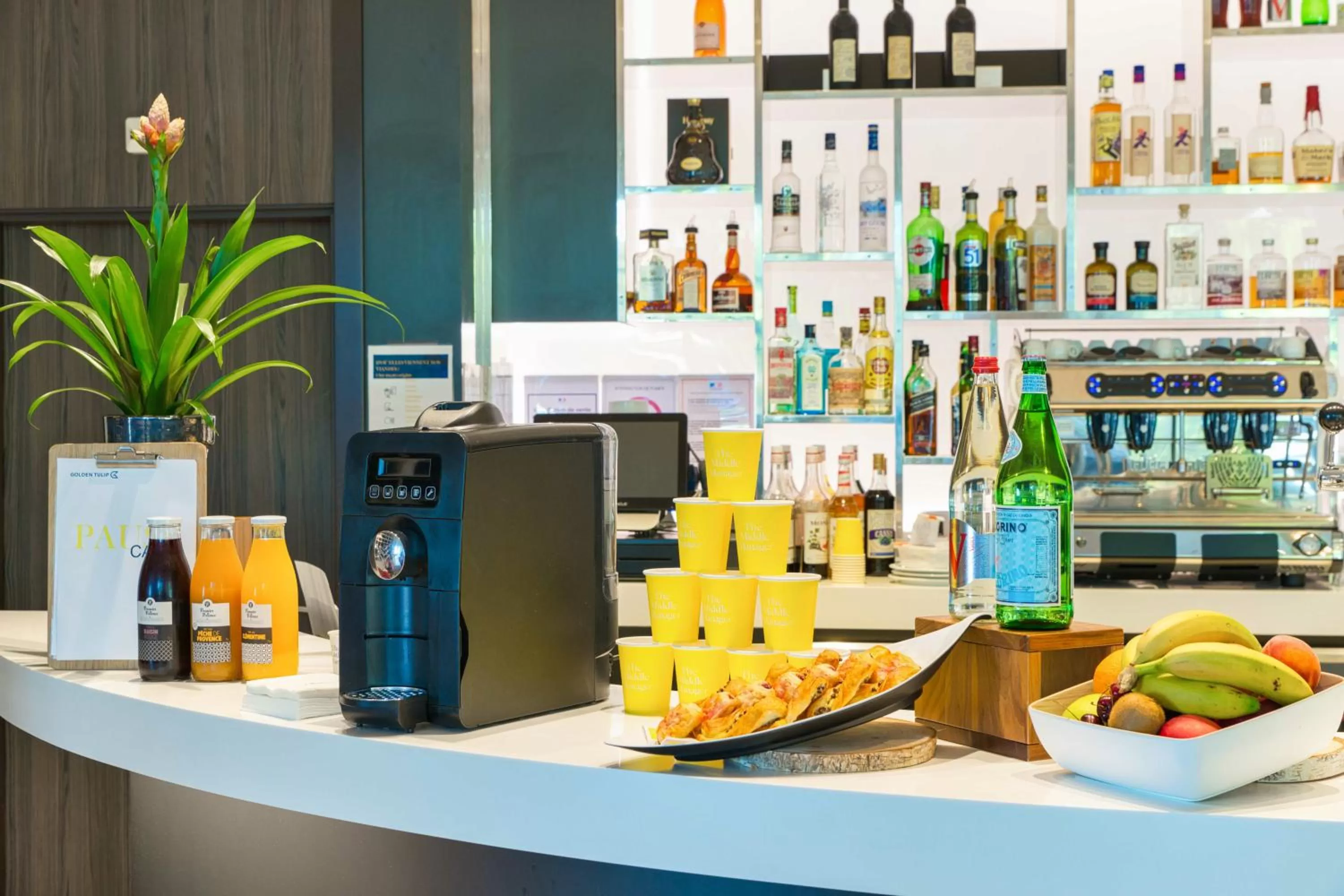 Lounge or bar in Golden Tulip Marseille Euromed