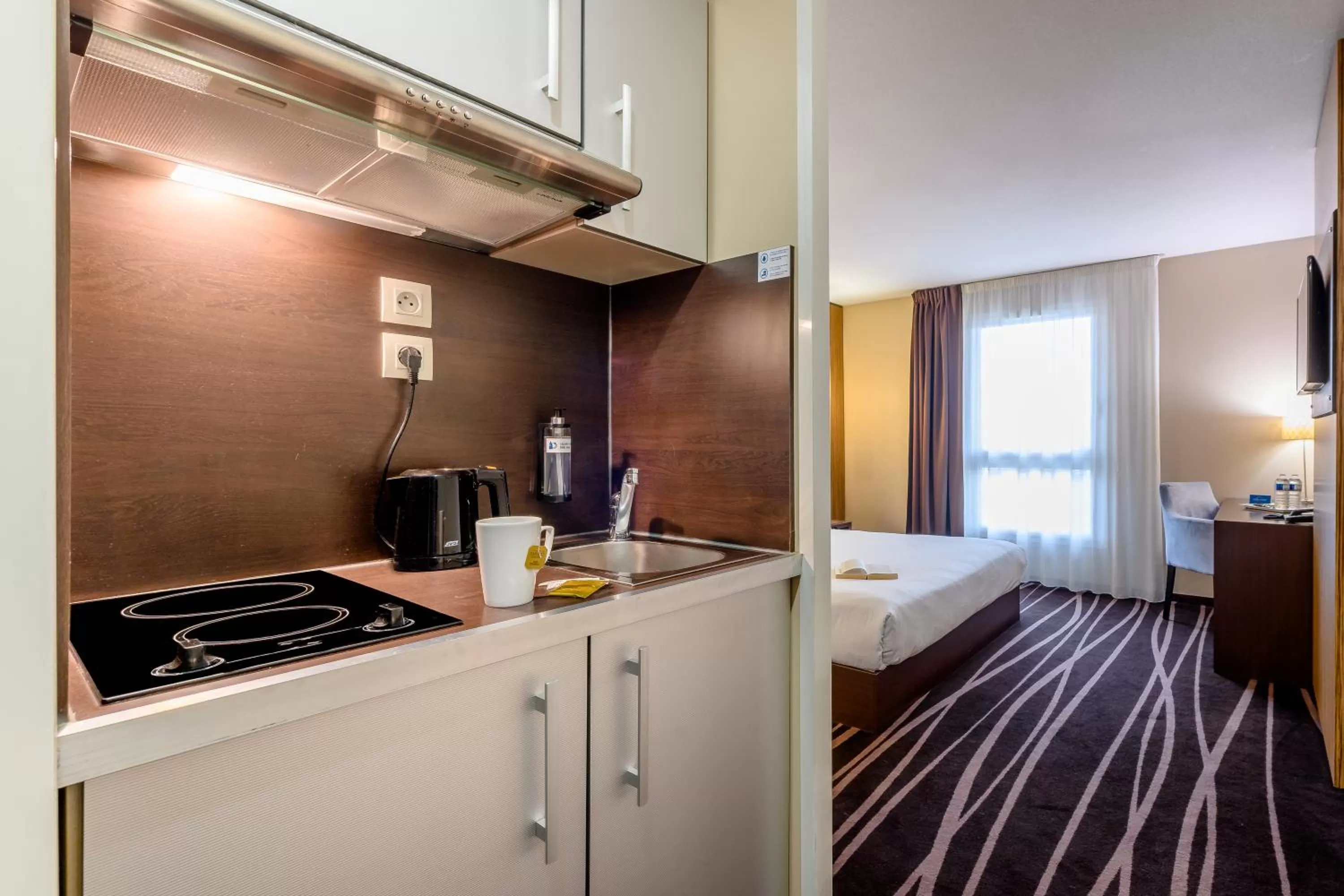 Kitchen or kitchenette, Bed in Comfort Aparthotel Bordeaux Begles Arena