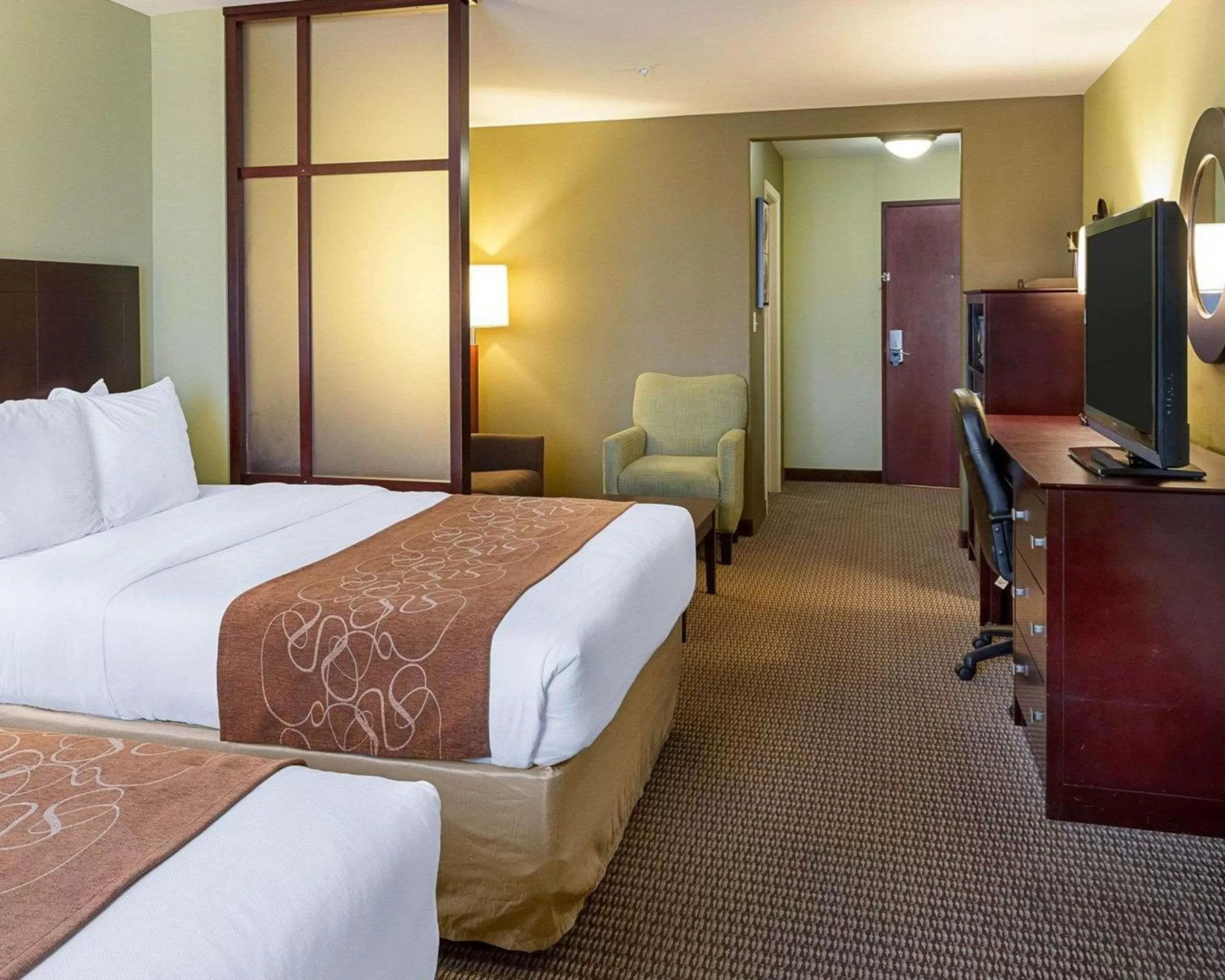 Photo of the whole room, Bed in Comfort Suites Harvey - New Orleans West