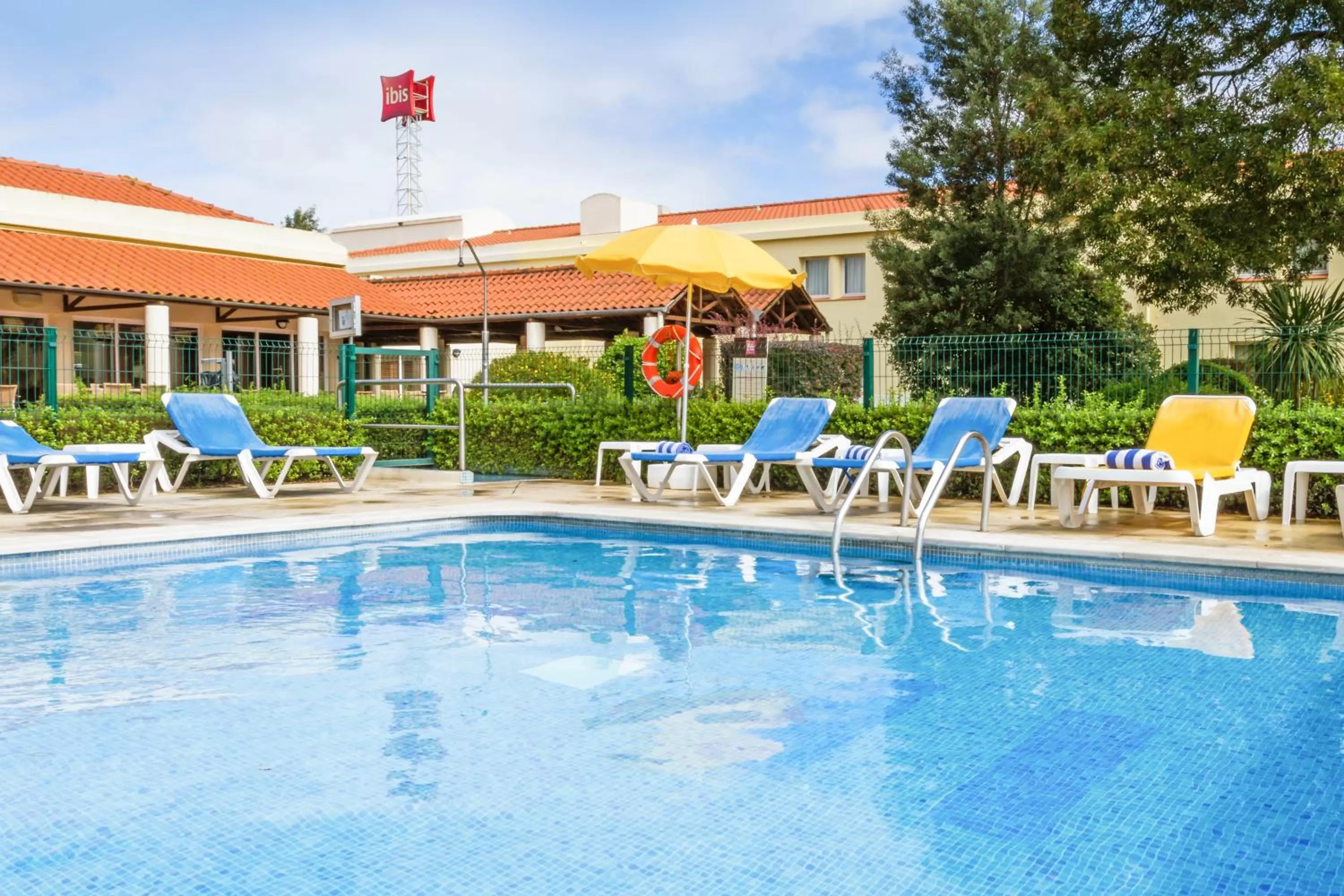 Swimming pool in Hotel ibis Setubal