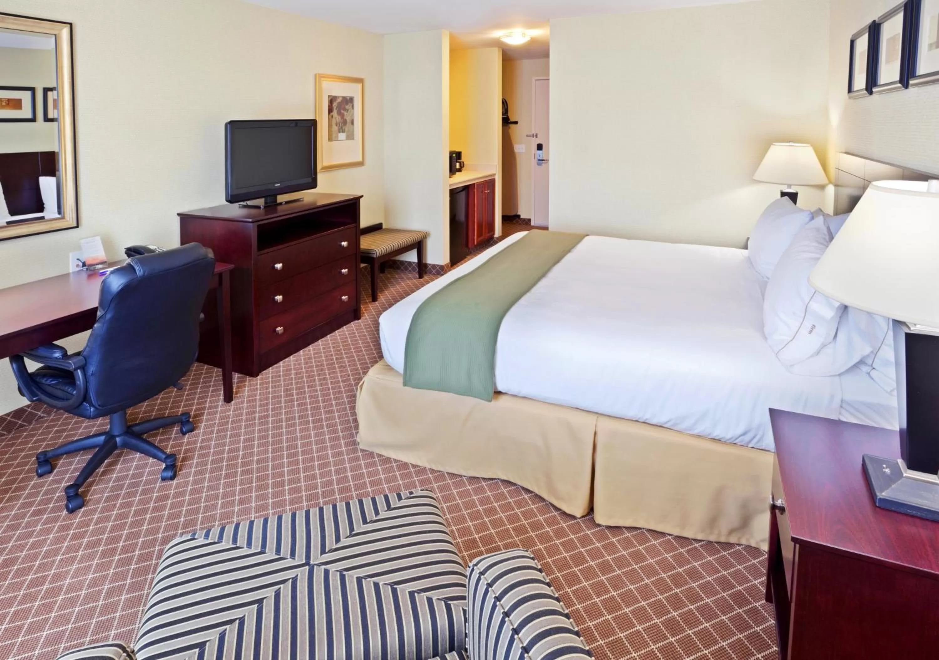 Photo of the whole room, Bed in Holiday Inn Express Hotel & Suites Chehalis - Centralia by IHG