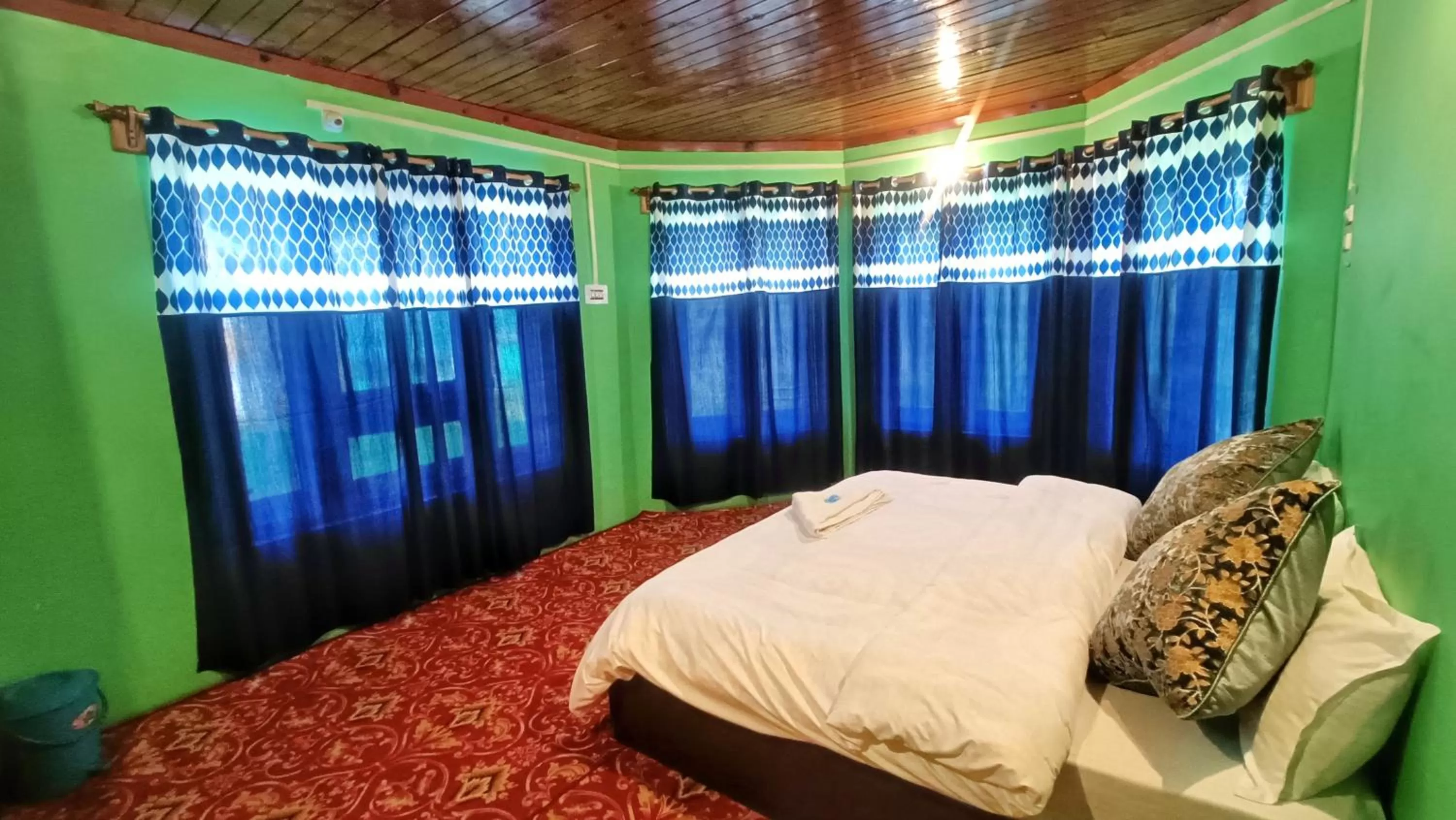 Bed in Kolahoi Heights Guest House