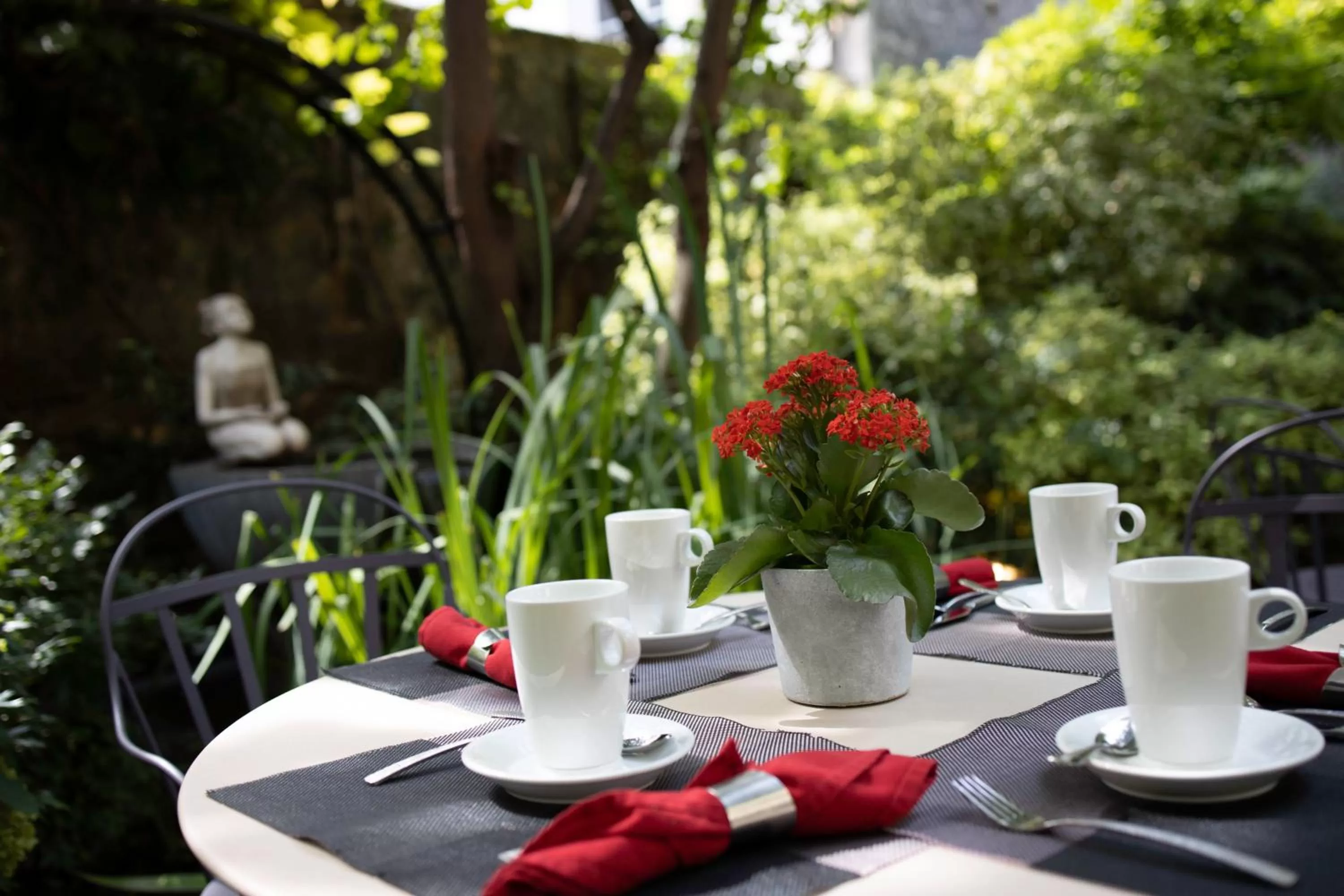 Garden in Hôtel Regent's Garden - Astotel