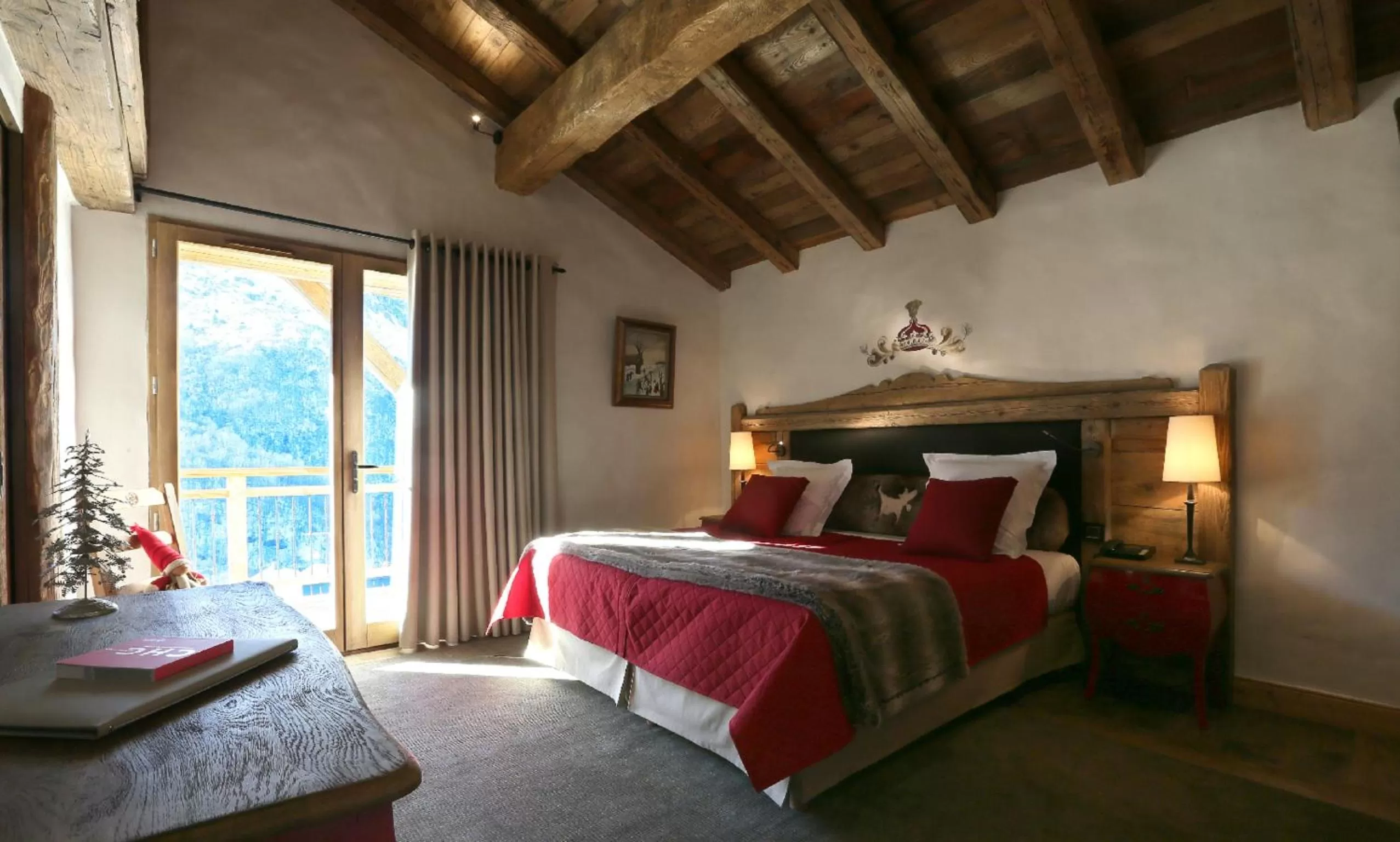 Bathroom, Bed in La Bouitte - Hôtel Relais & Châteaux