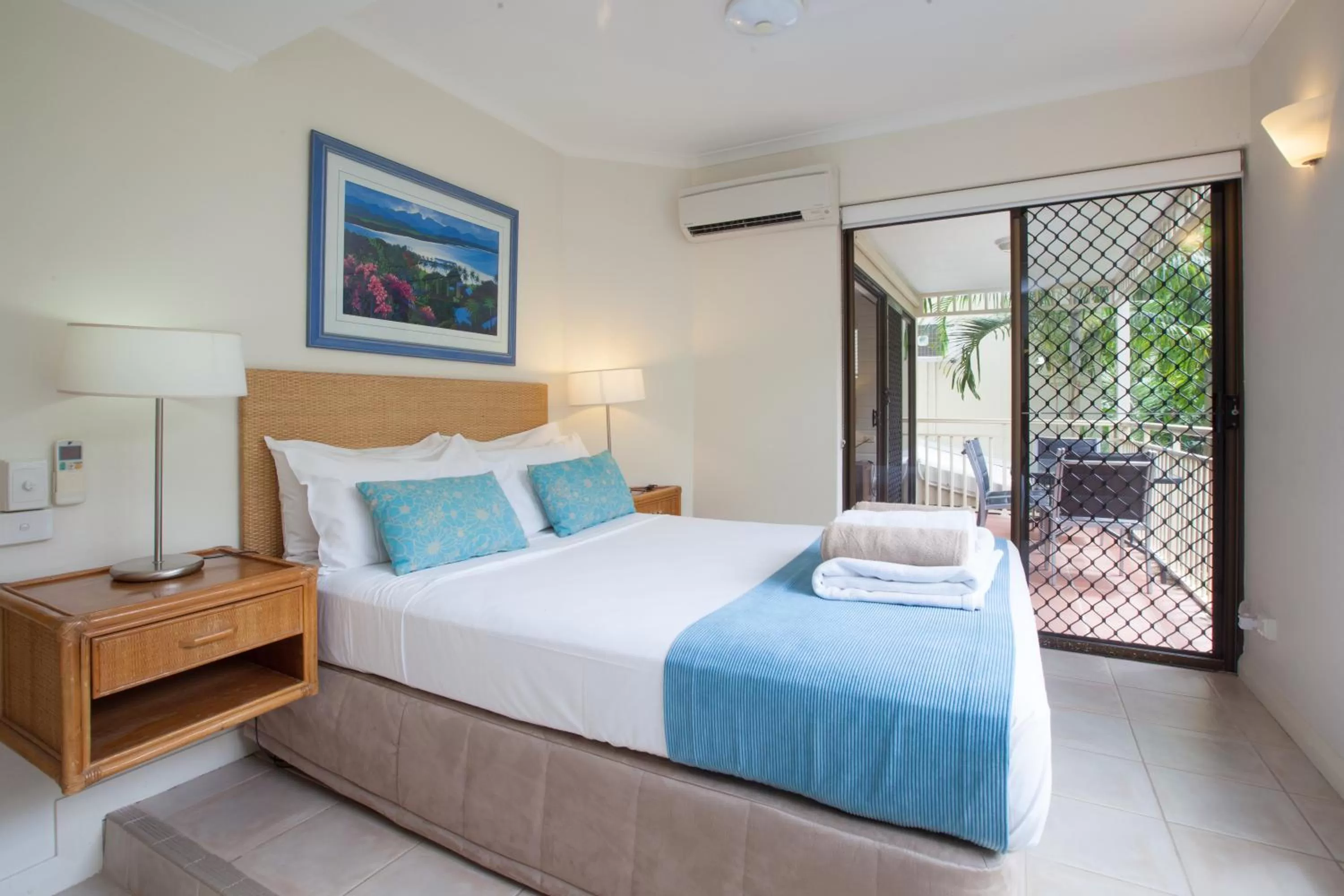 Bedroom, Bed in Driftwood Mantaray - Official Onsite Reception and Check In