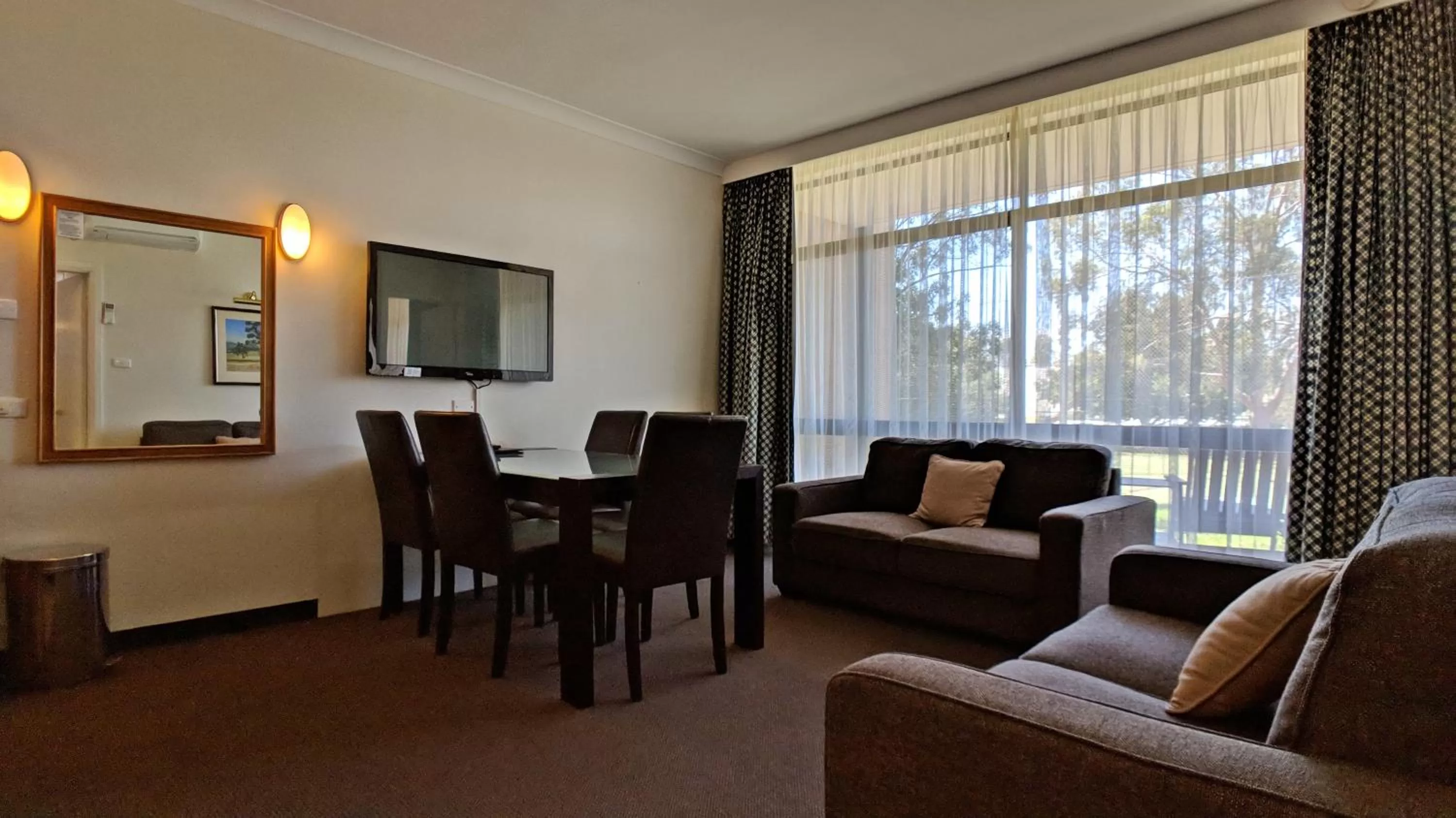 Communal lounge/ TV room in Quality Inn Dubbo International
