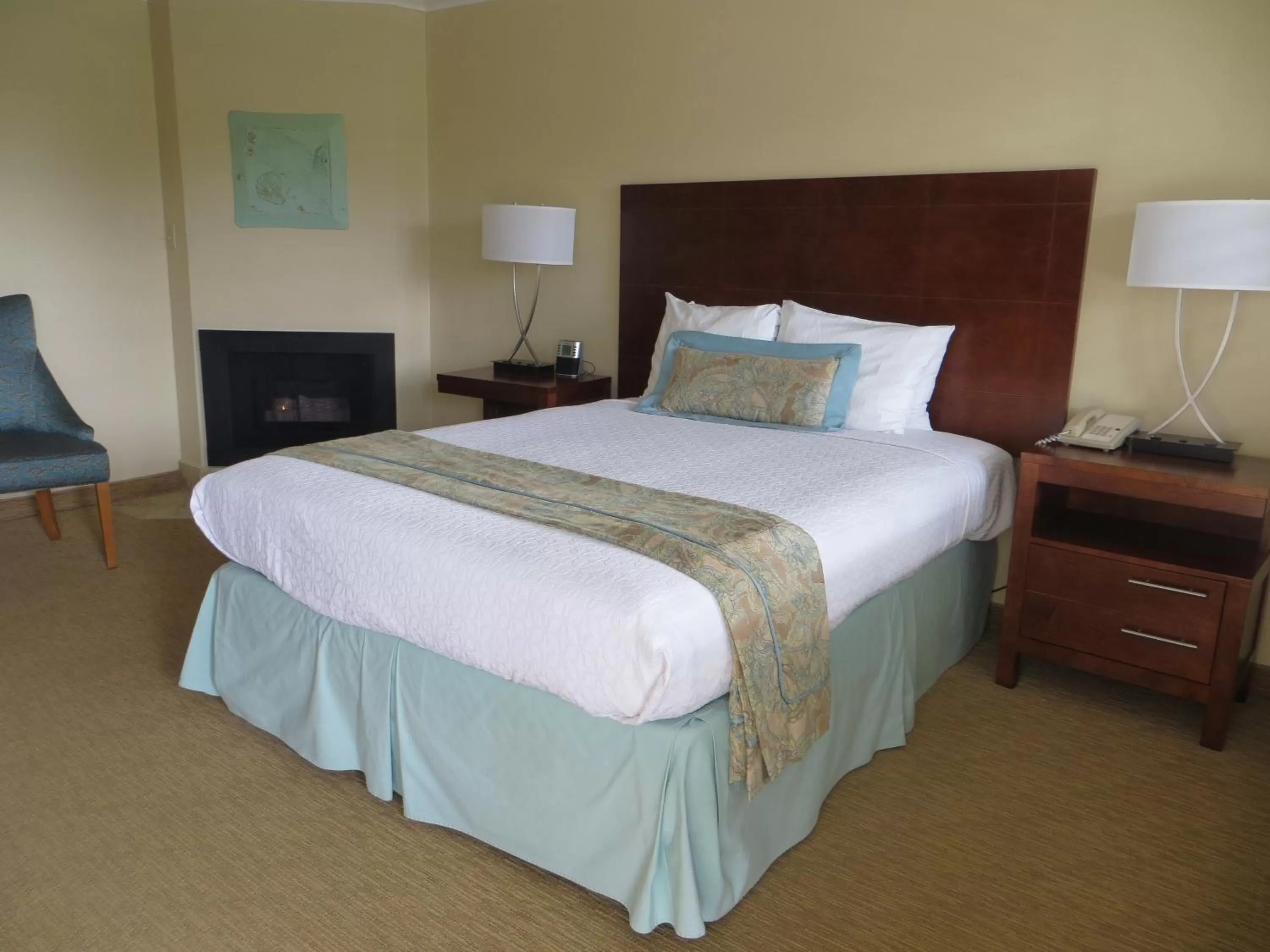 Photo of the whole room, Bed in Carmel Bay View Inn