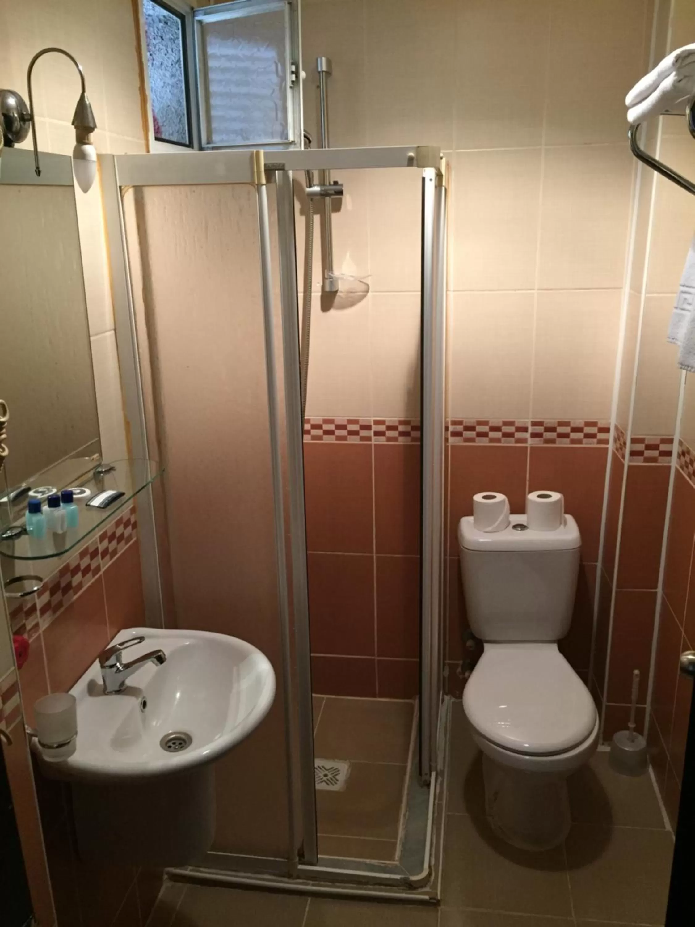 Bathroom in Minabir Otel