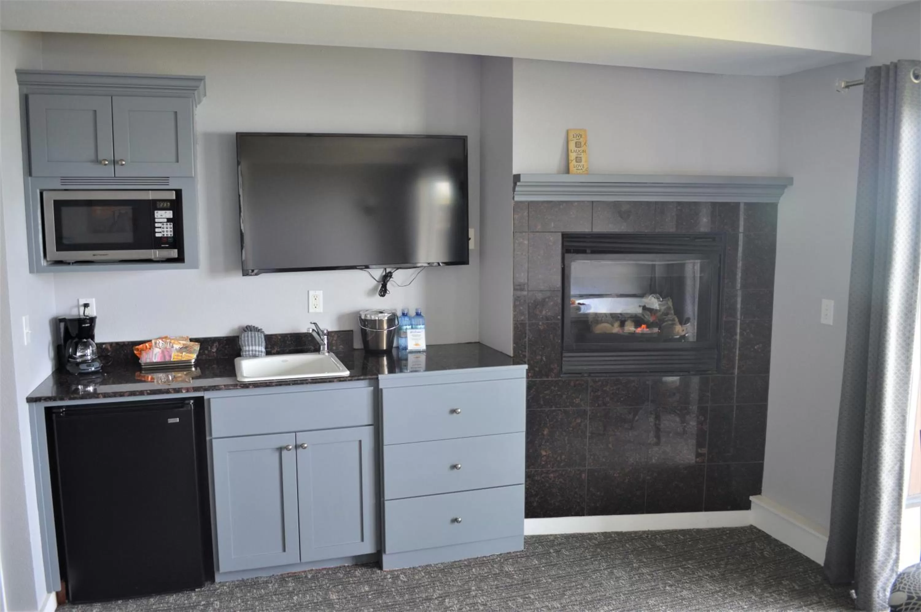 TV and multimedia in Starfish Manor Oceanfront Hotel