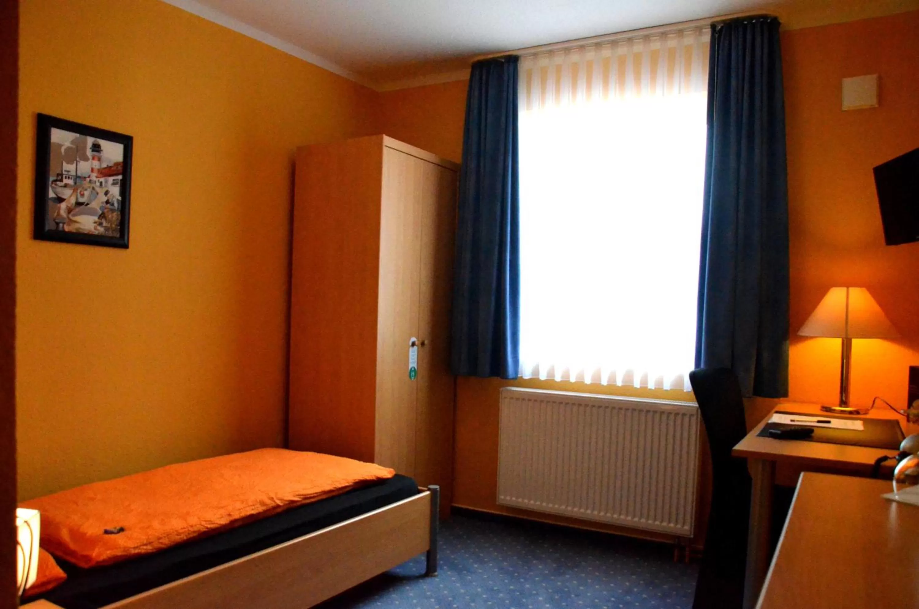 Bed in Zeitwohnen Wolfsburg, ehemals Hotel am Klieversberg ein Unternehmen der Micha'S Hotelbetriebe