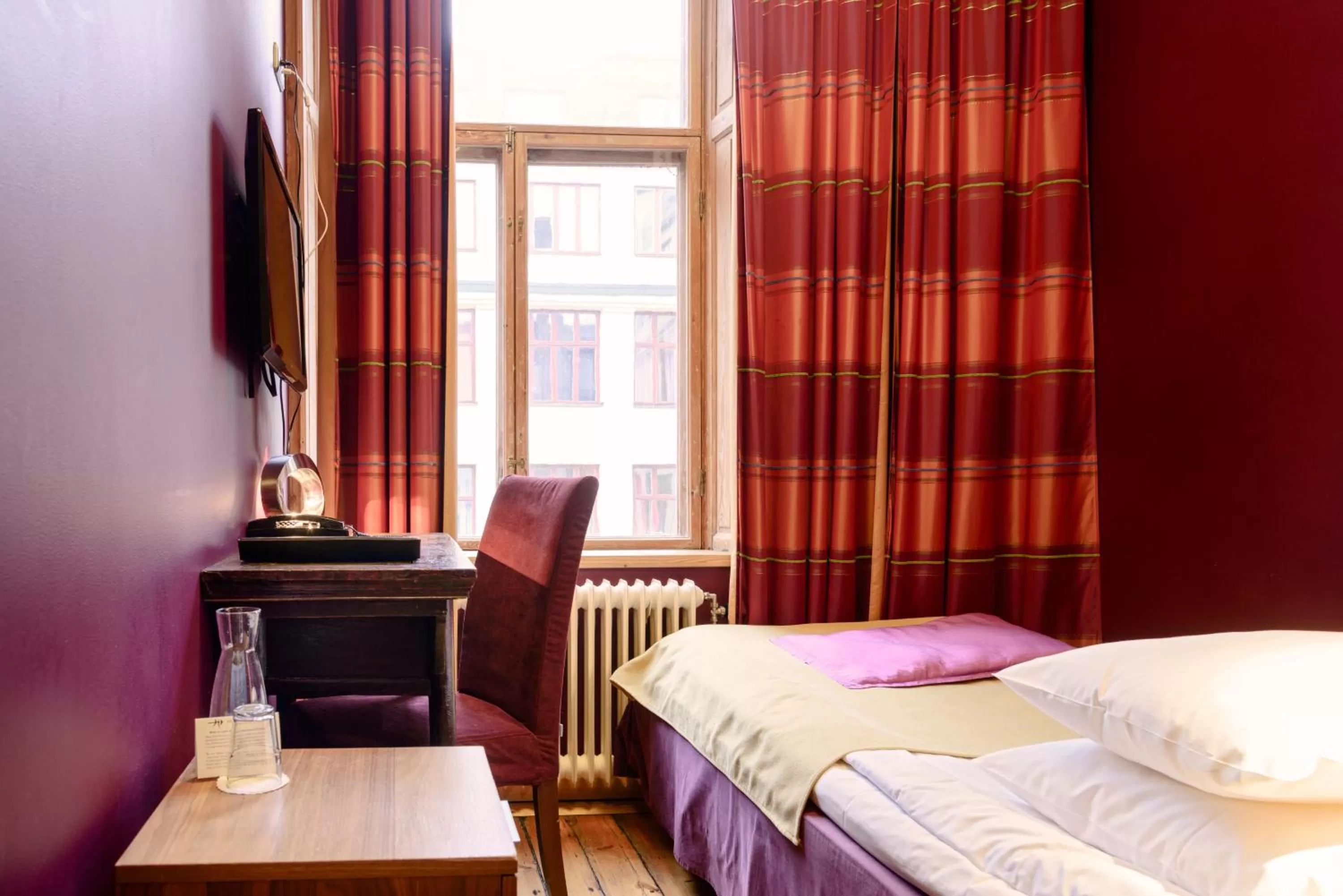 Property building, Bed in Hotel Hellsten