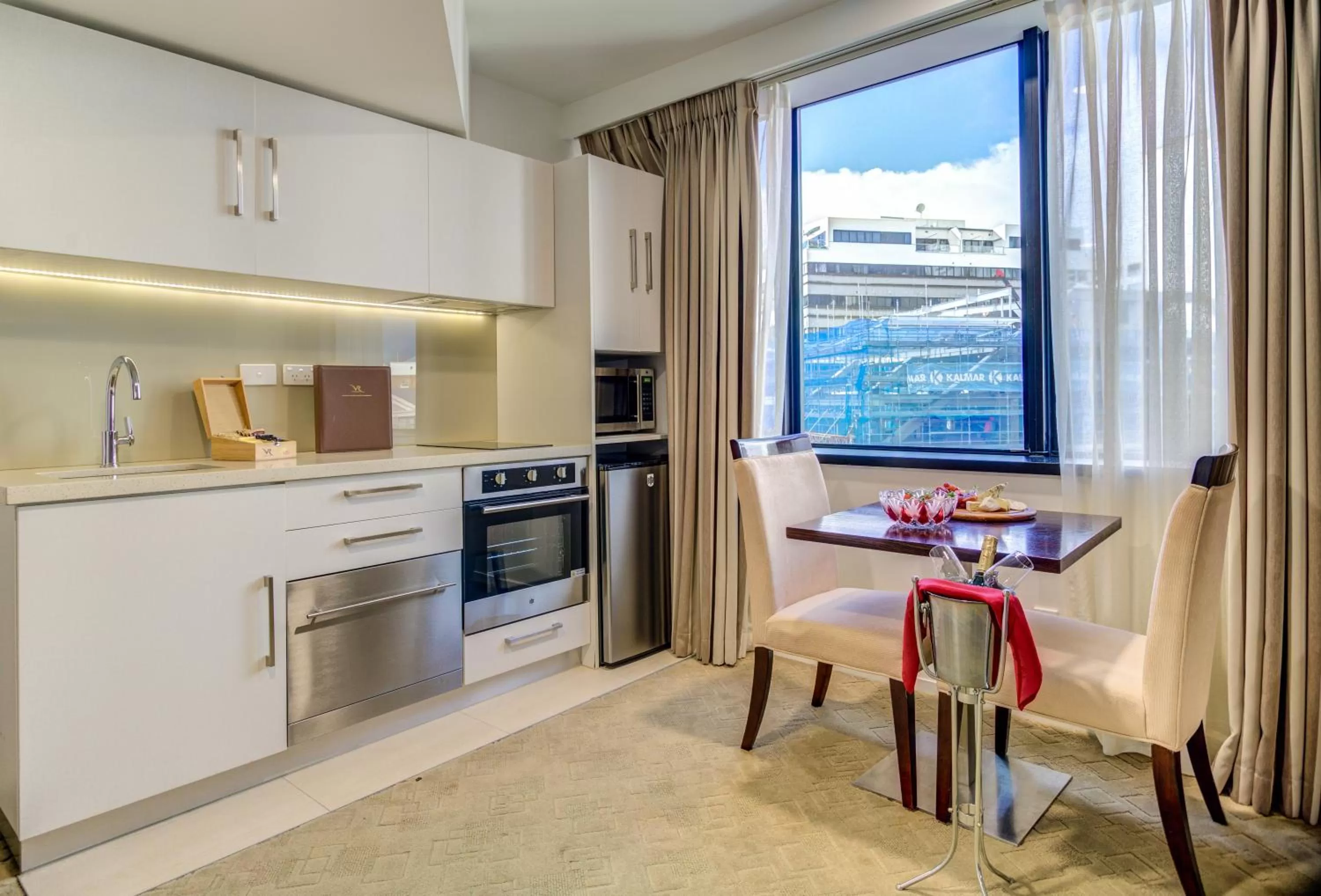 Kitchen or kitchenette in VR Queen Street Hotel & Suites