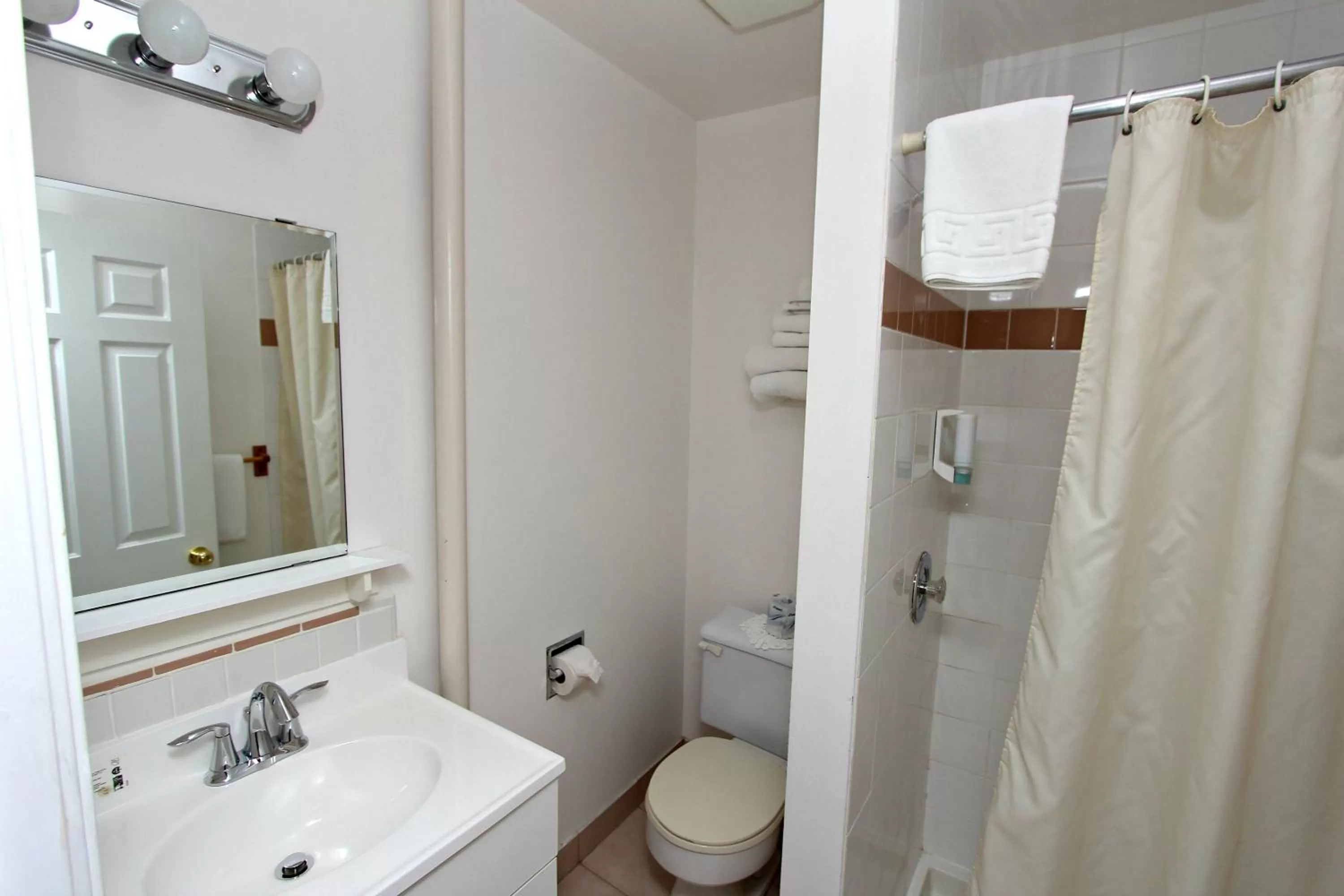 Shower, Bathroom in Royal Hotel Chilliwack