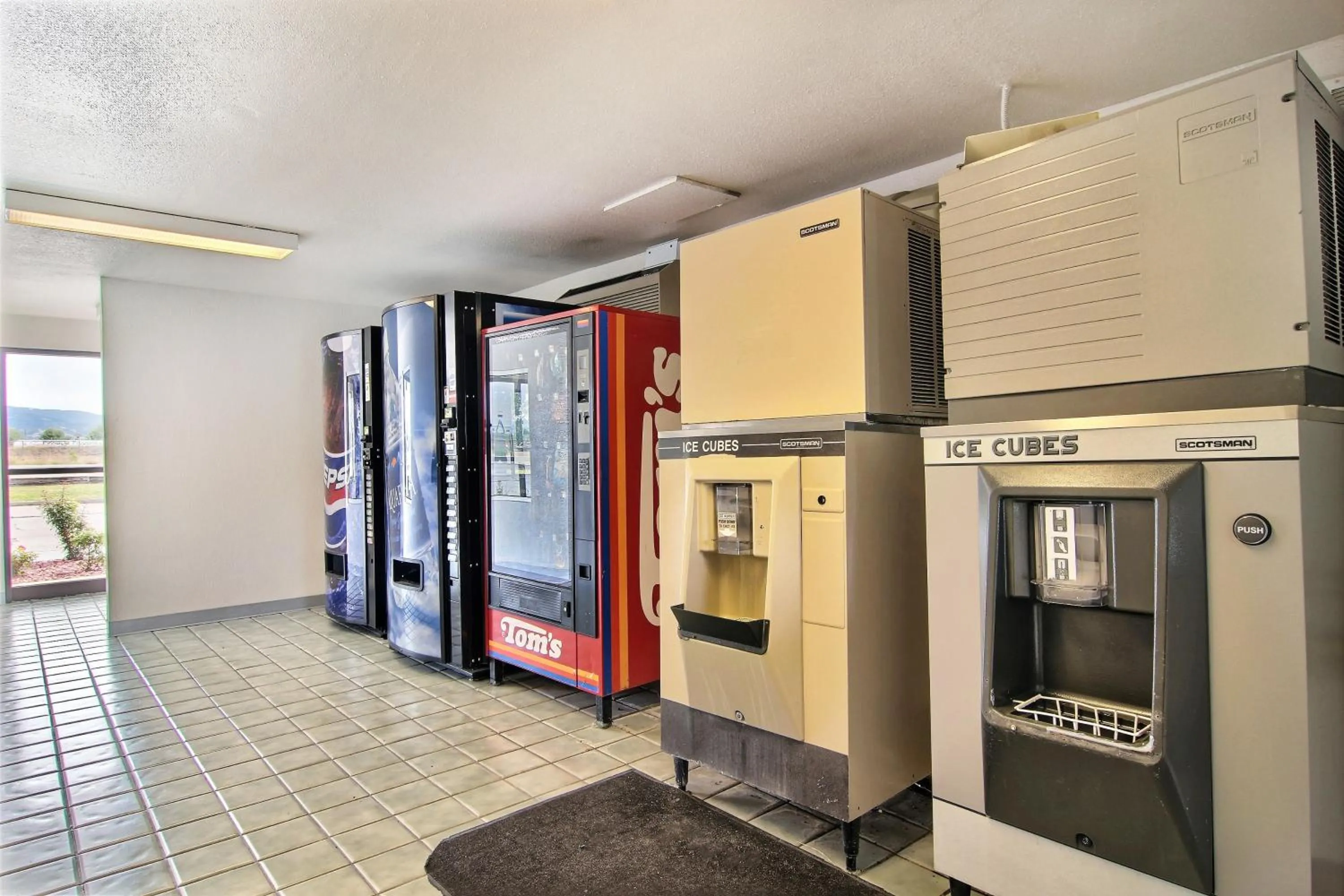 Food and drinks in Travelodge by Wyndham Raton