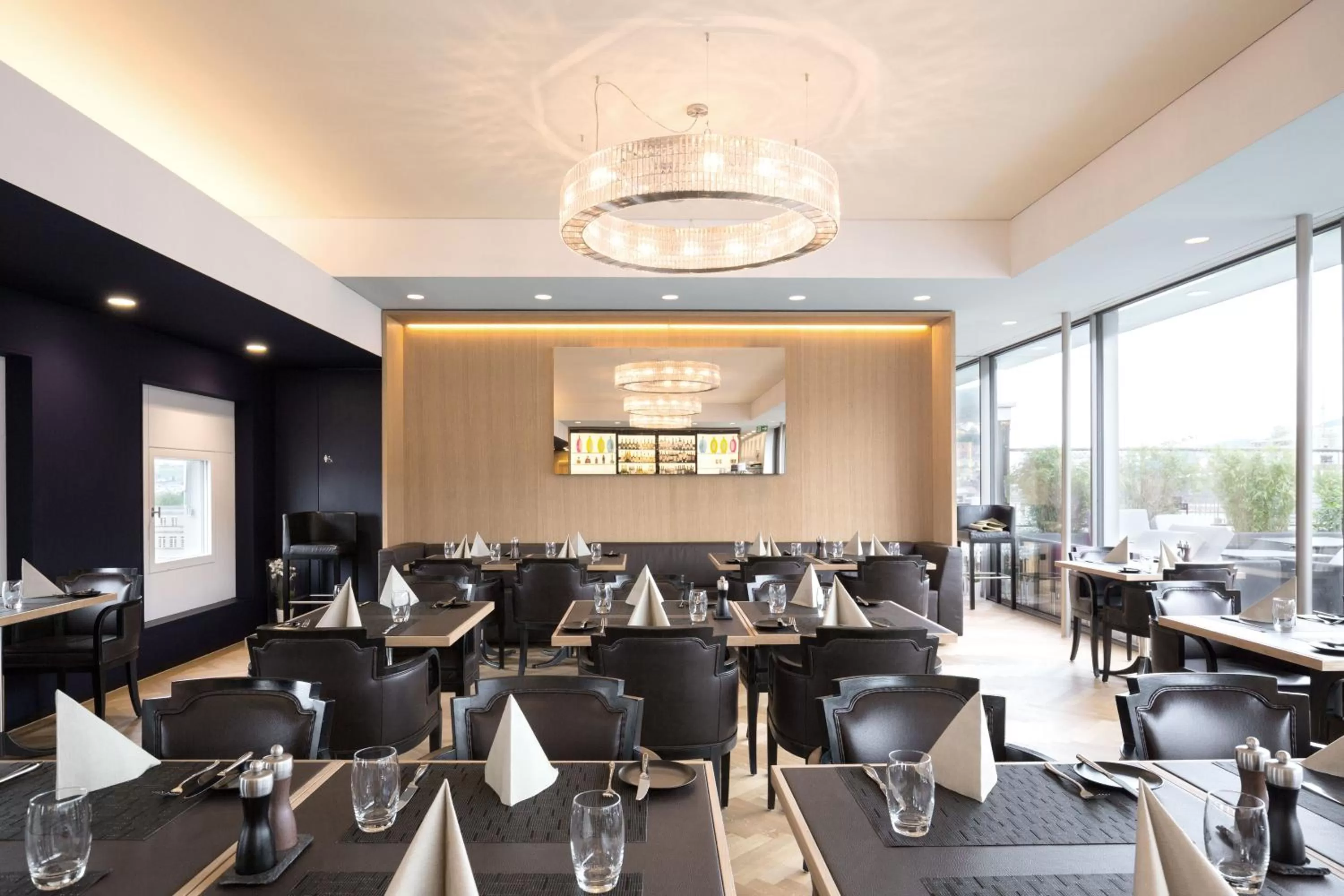 Restaurant/places to eat in GLANDON Rooms Elite