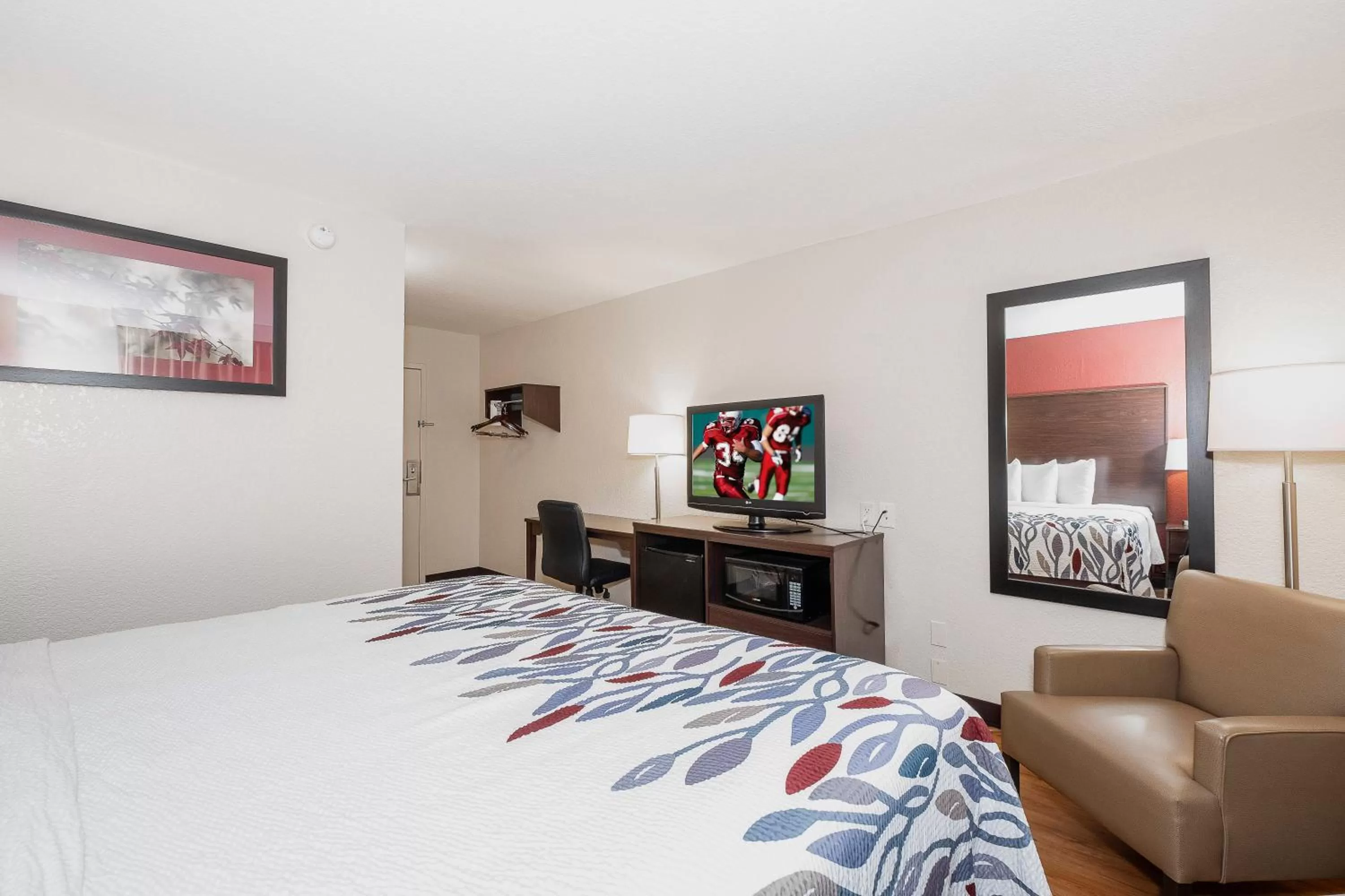 Photo of the whole room, Bed in Red Roof Inn Roanoke Rapids