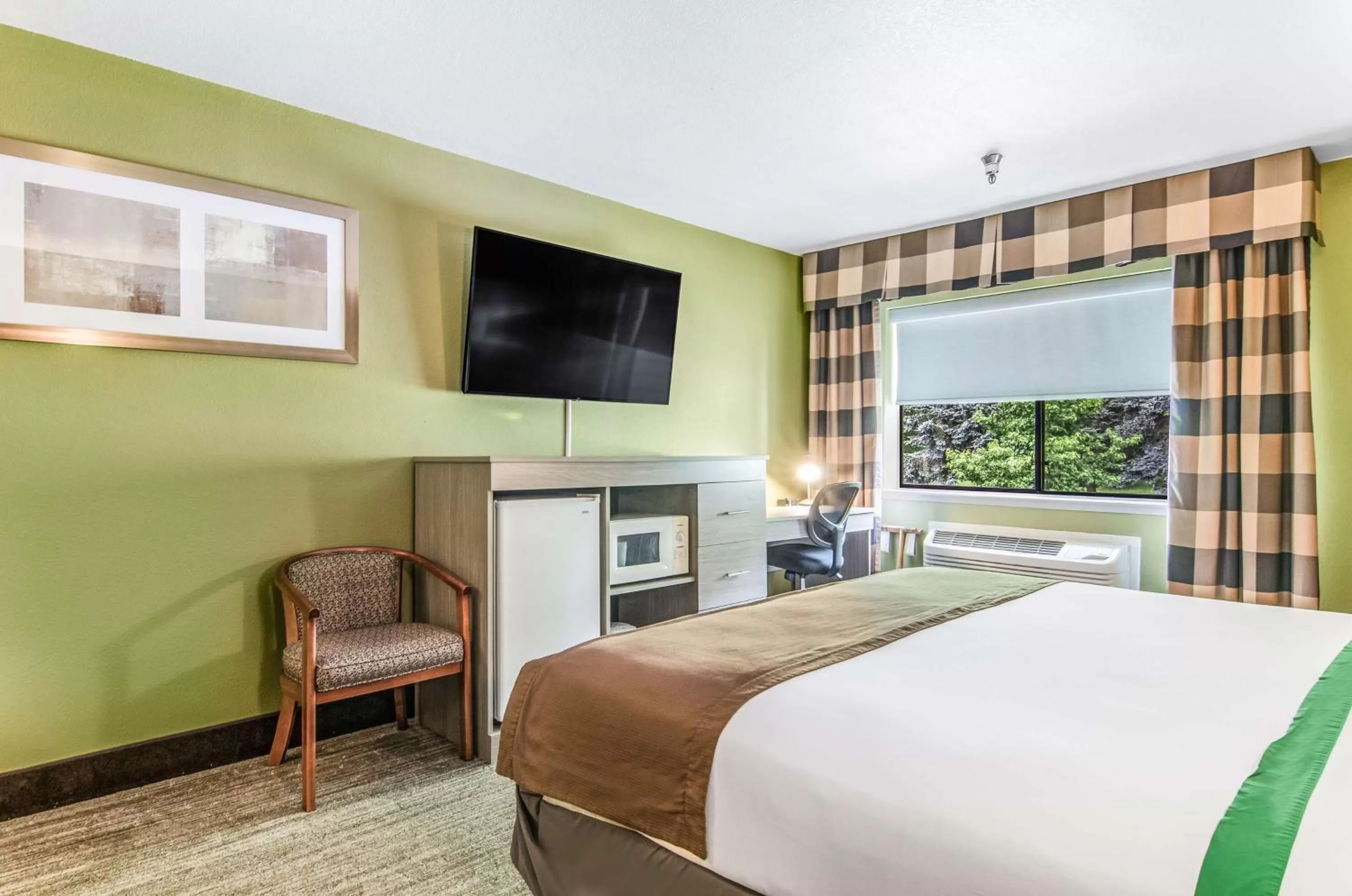 King Suite with Spa Bath - Non-Smoking in GuestHouse Inn & Suites Poulsbo