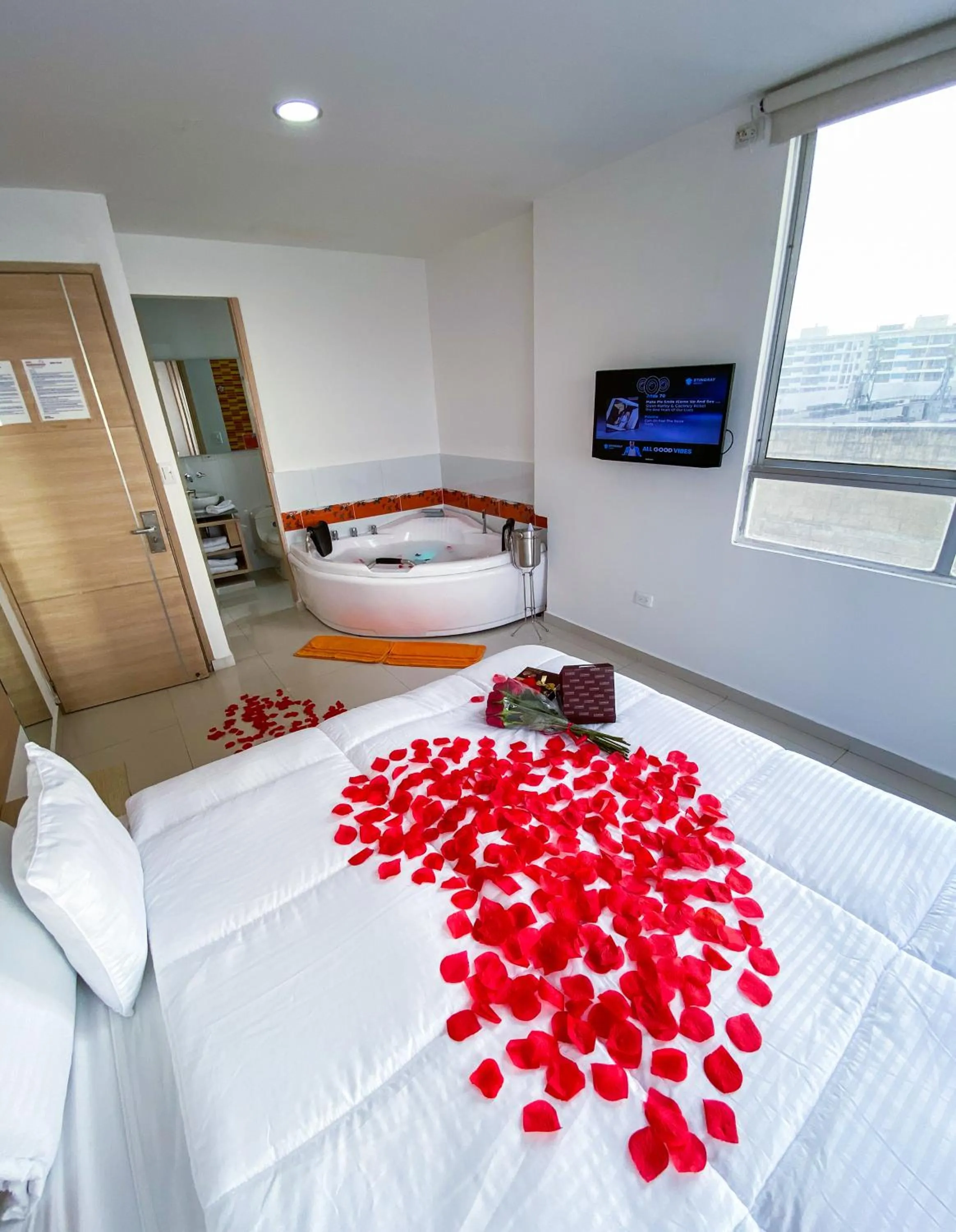 Hot Tub, Bed in Hotel Cabreromar