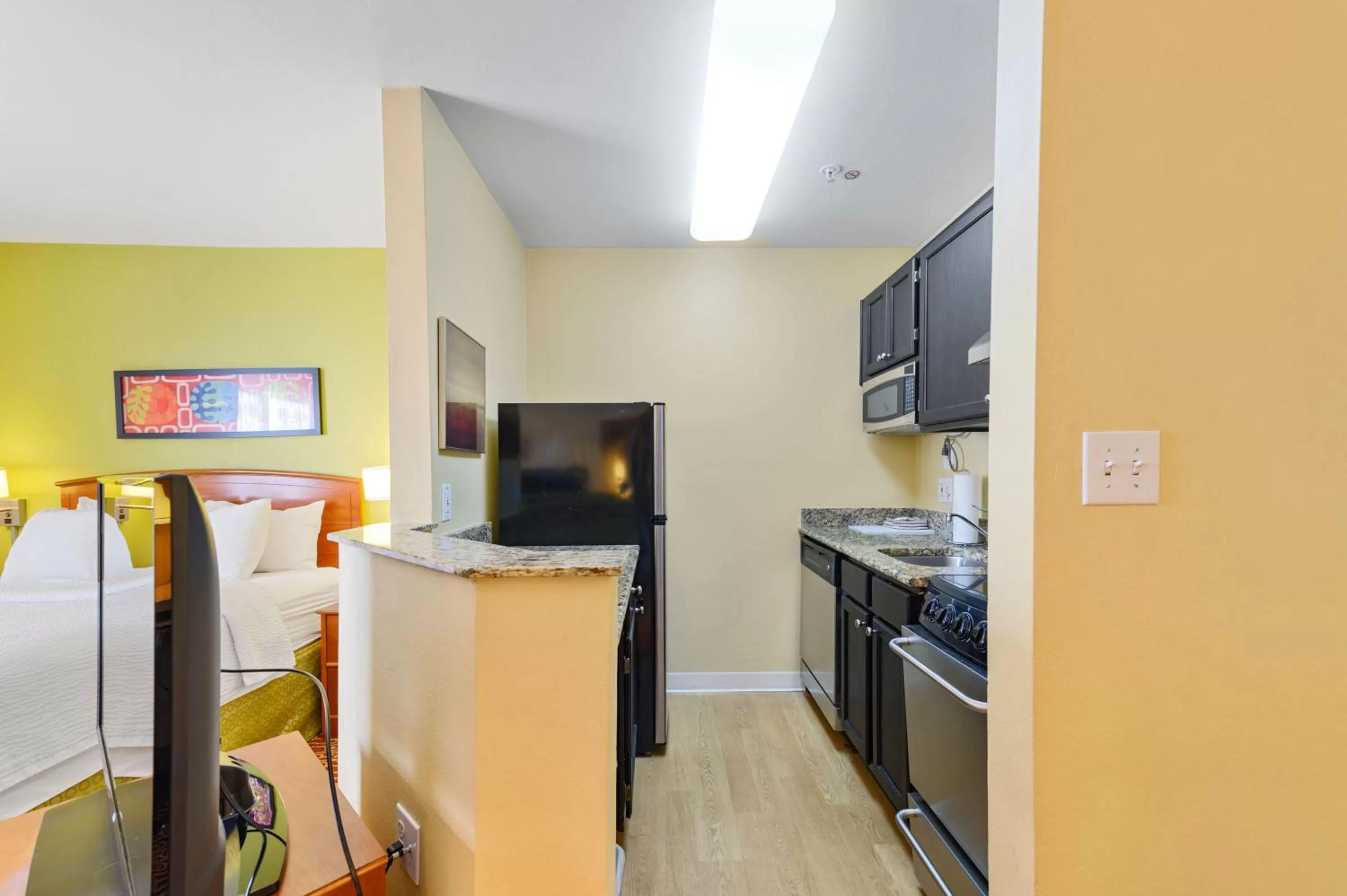 Kitchen or kitchenette, Bed in Extended Stay America Suites - Atlanta - Northlake