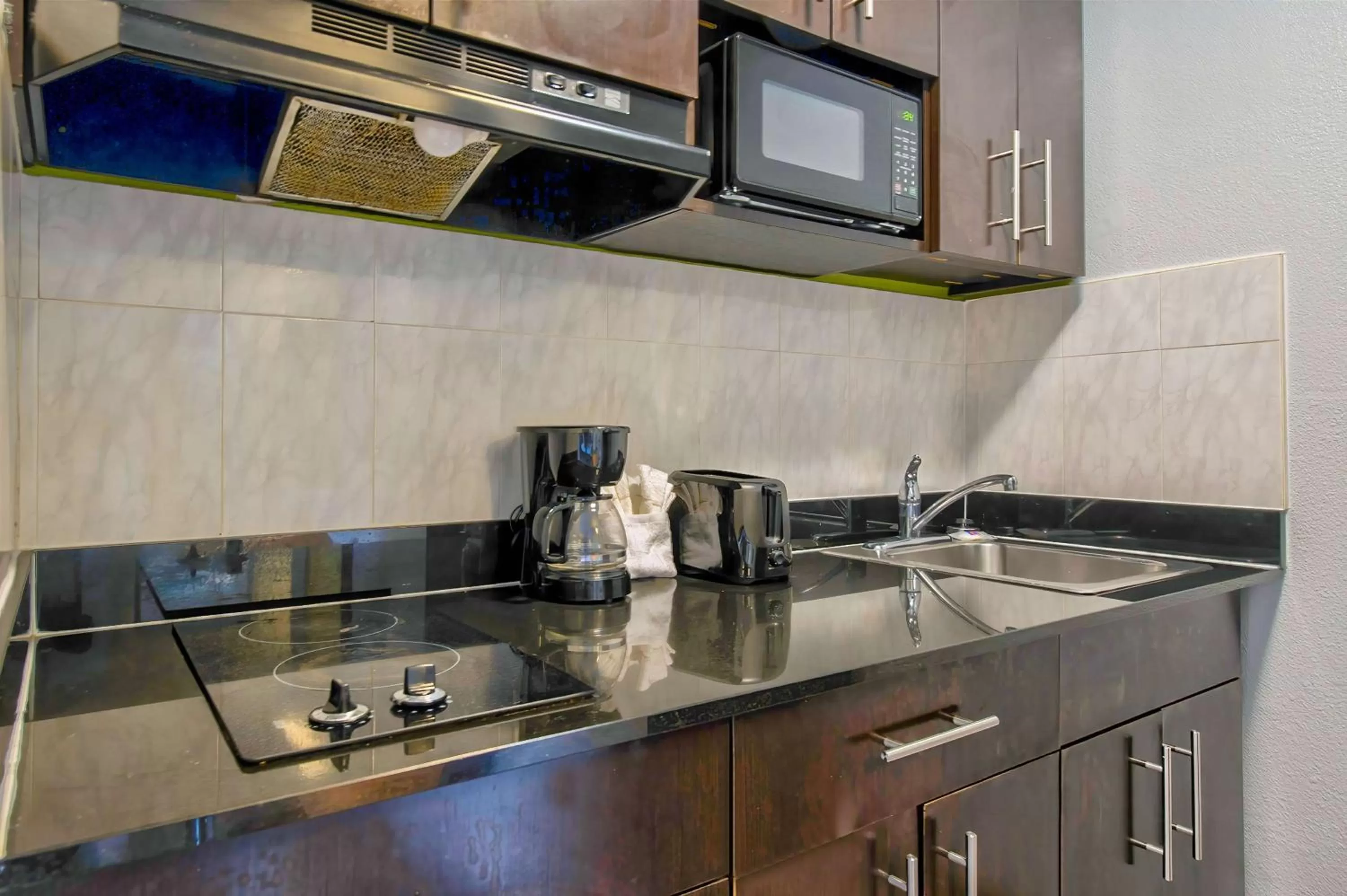 Photo of the whole room in Studio 6-San Antonio, TX - Airport