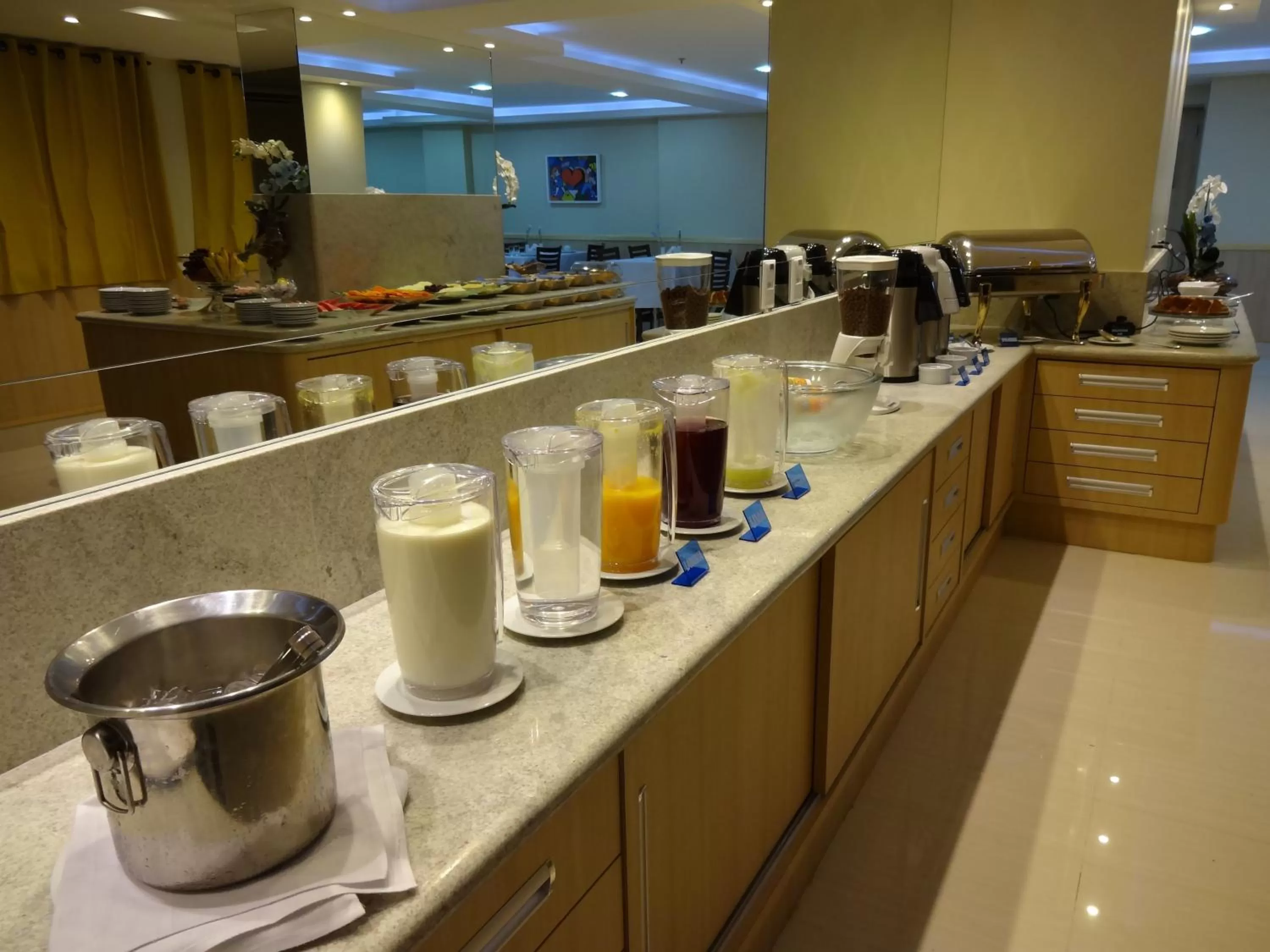 Restaurant/places to eat in Elegance Praia Hotel