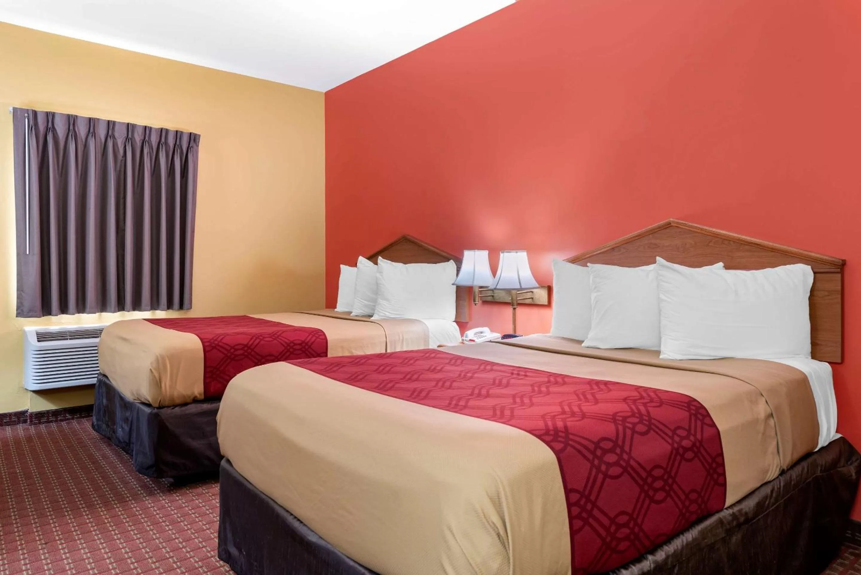 Photo of the whole room, Bed in Econo Lodge Louisville Airport