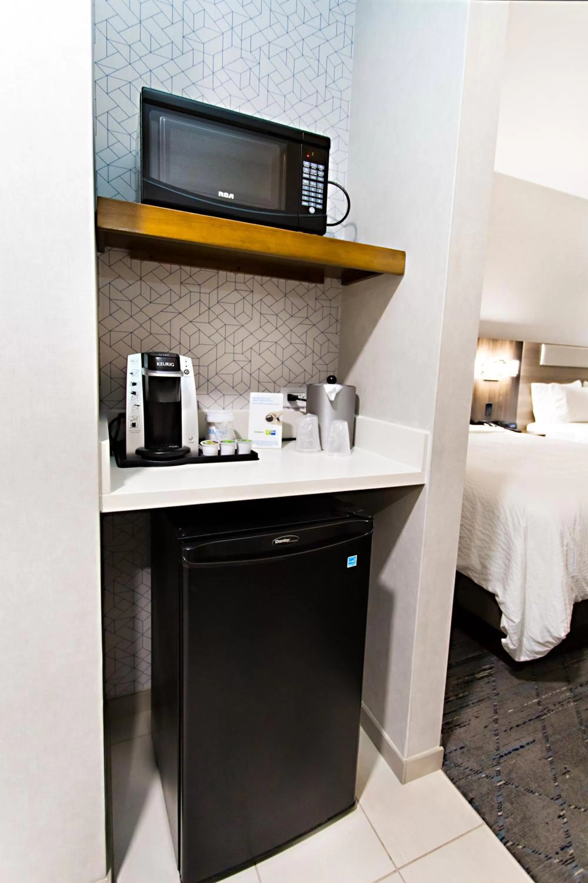 Coffee/tea facilities, Bed in Holiday Inn Express & Suites Sacramento NE Cal Expo by IHG