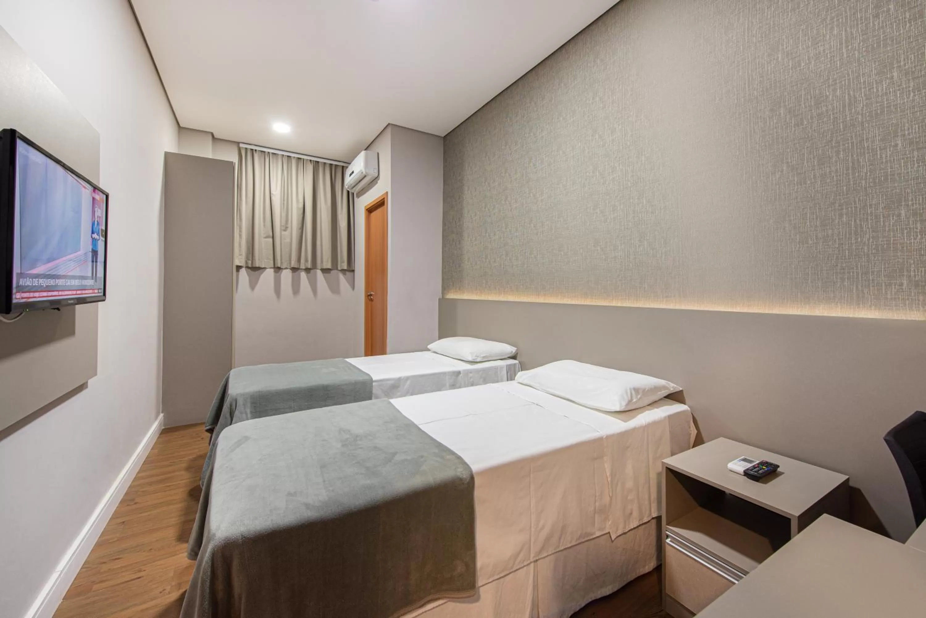 Bed in Florida Mall & Suites