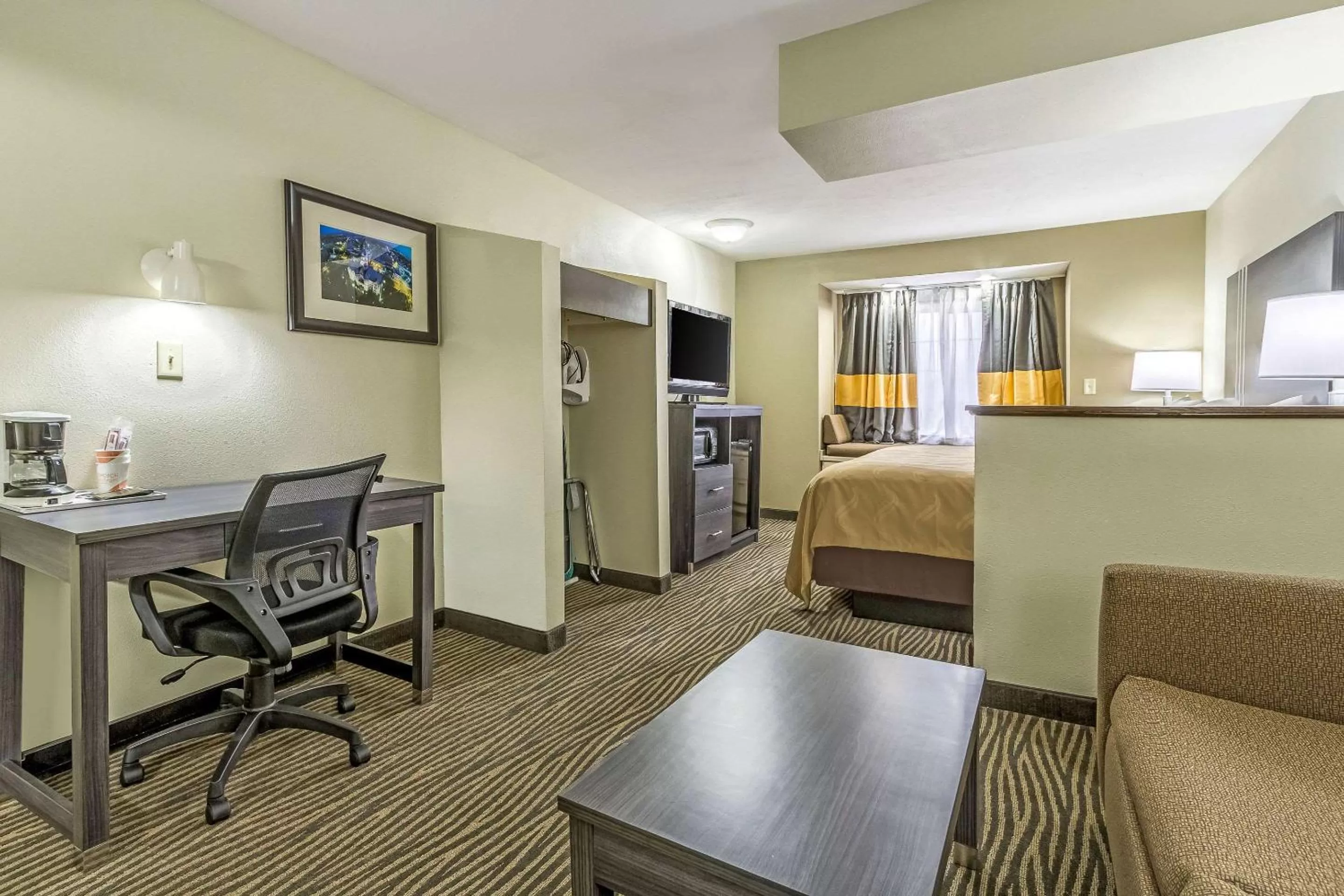 Photo of the whole room, Bed in Quality Inn & Suites North Lima - Boardman