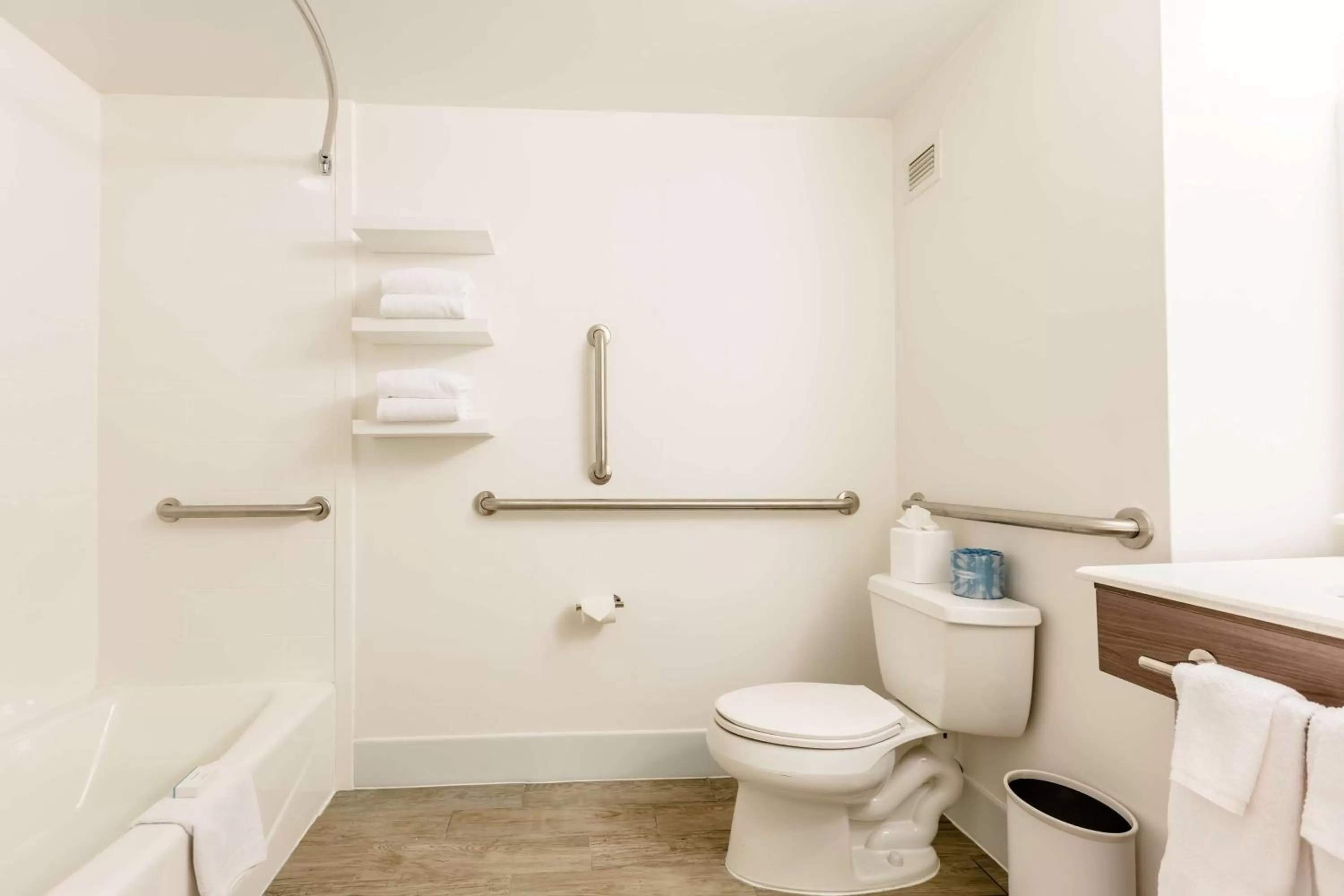 Bathroom in Hampton Inn St Charles St Peters