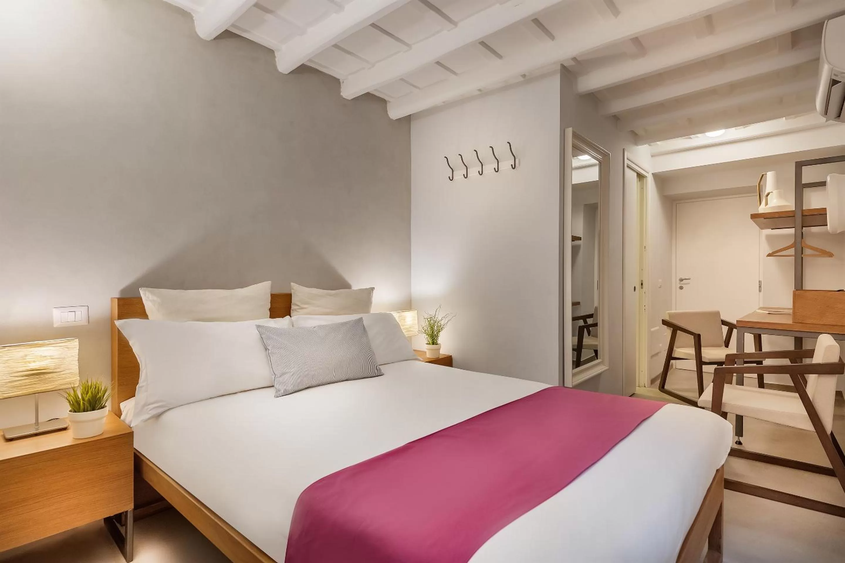 Photo of the whole room, Bed in The Spanish Suite Piazza di Spagna