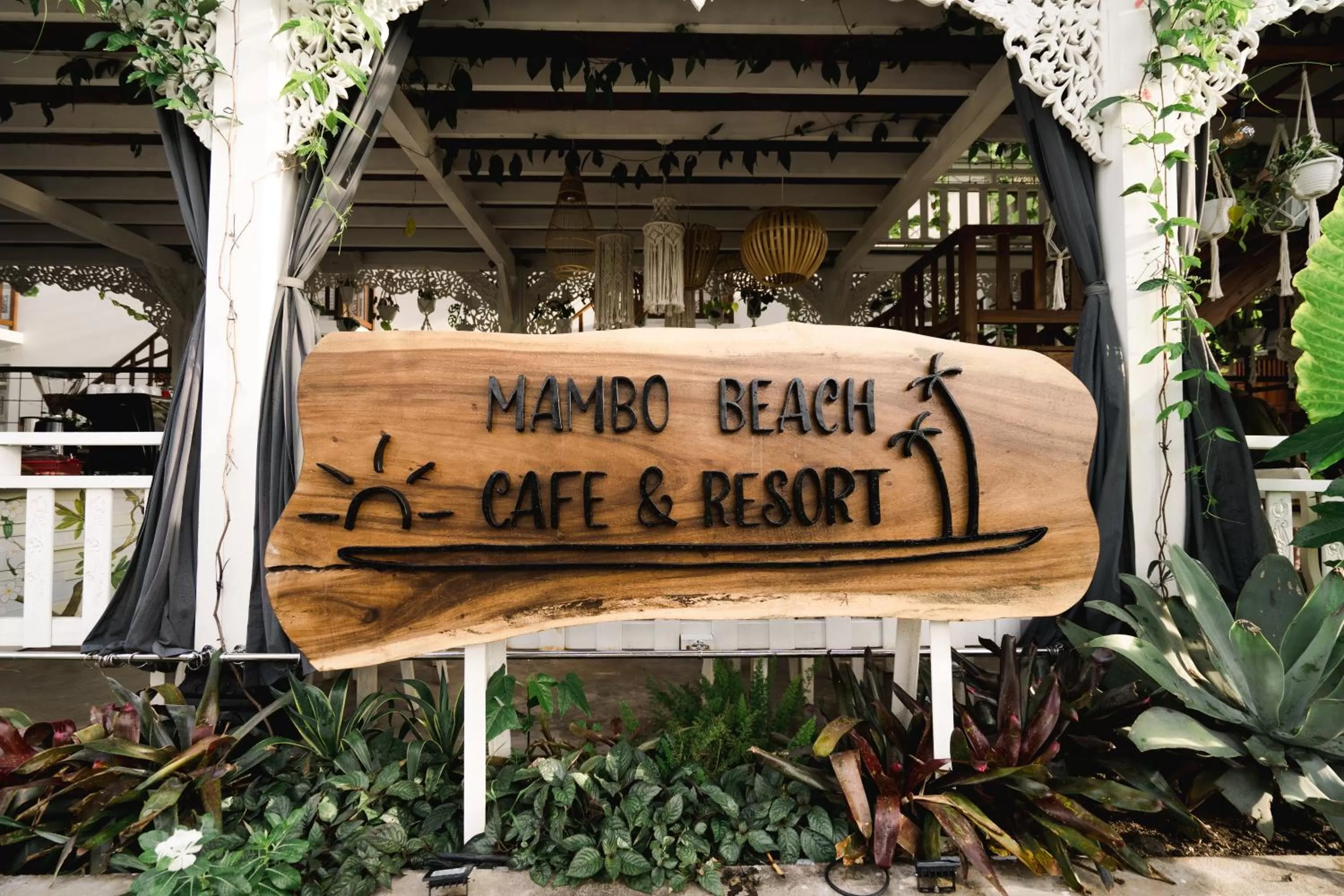 Restaurant/places to eat in Mambo Beach Resort