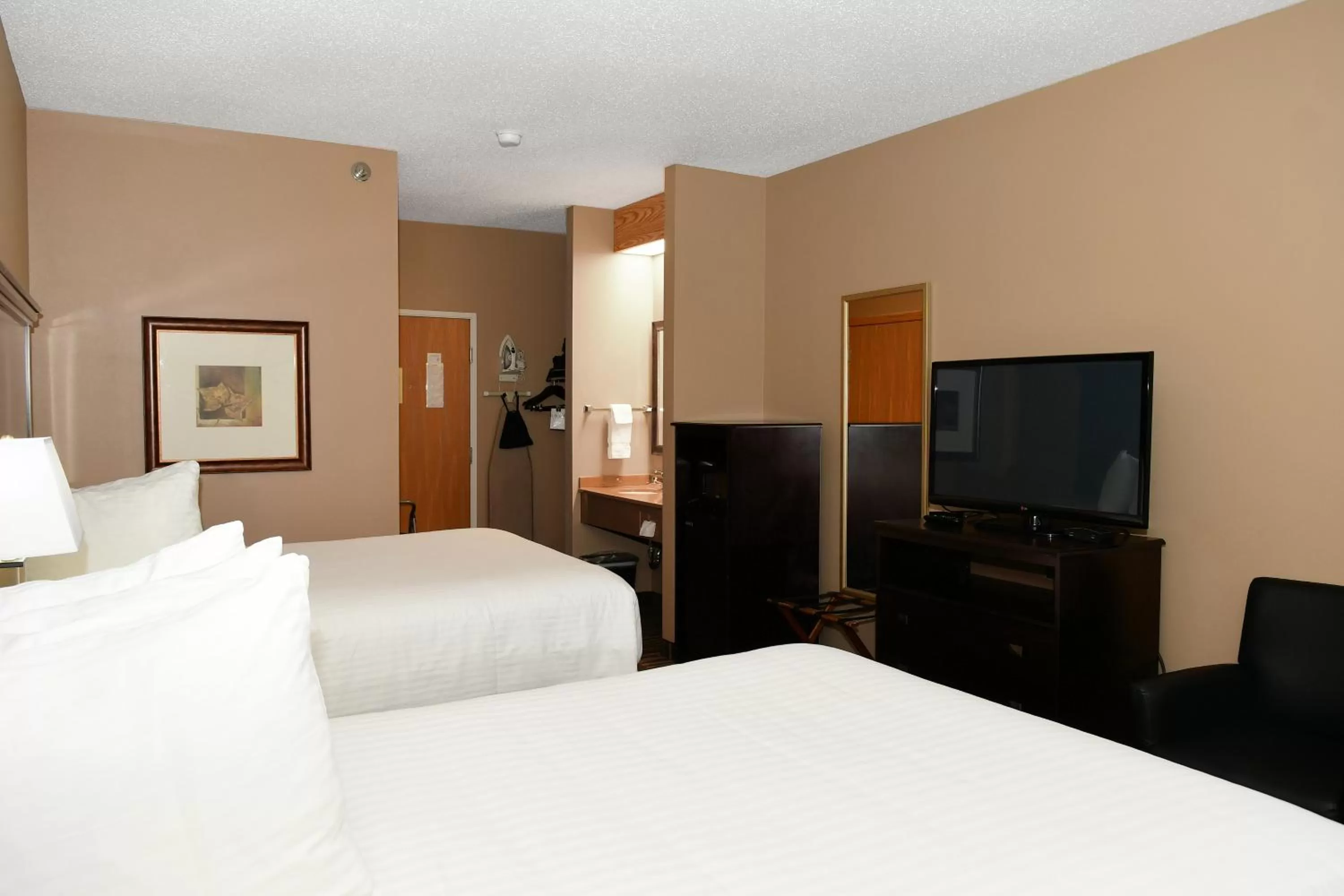 Bed in Cobblestone Inn & Suites - Denison | Majestic Hills