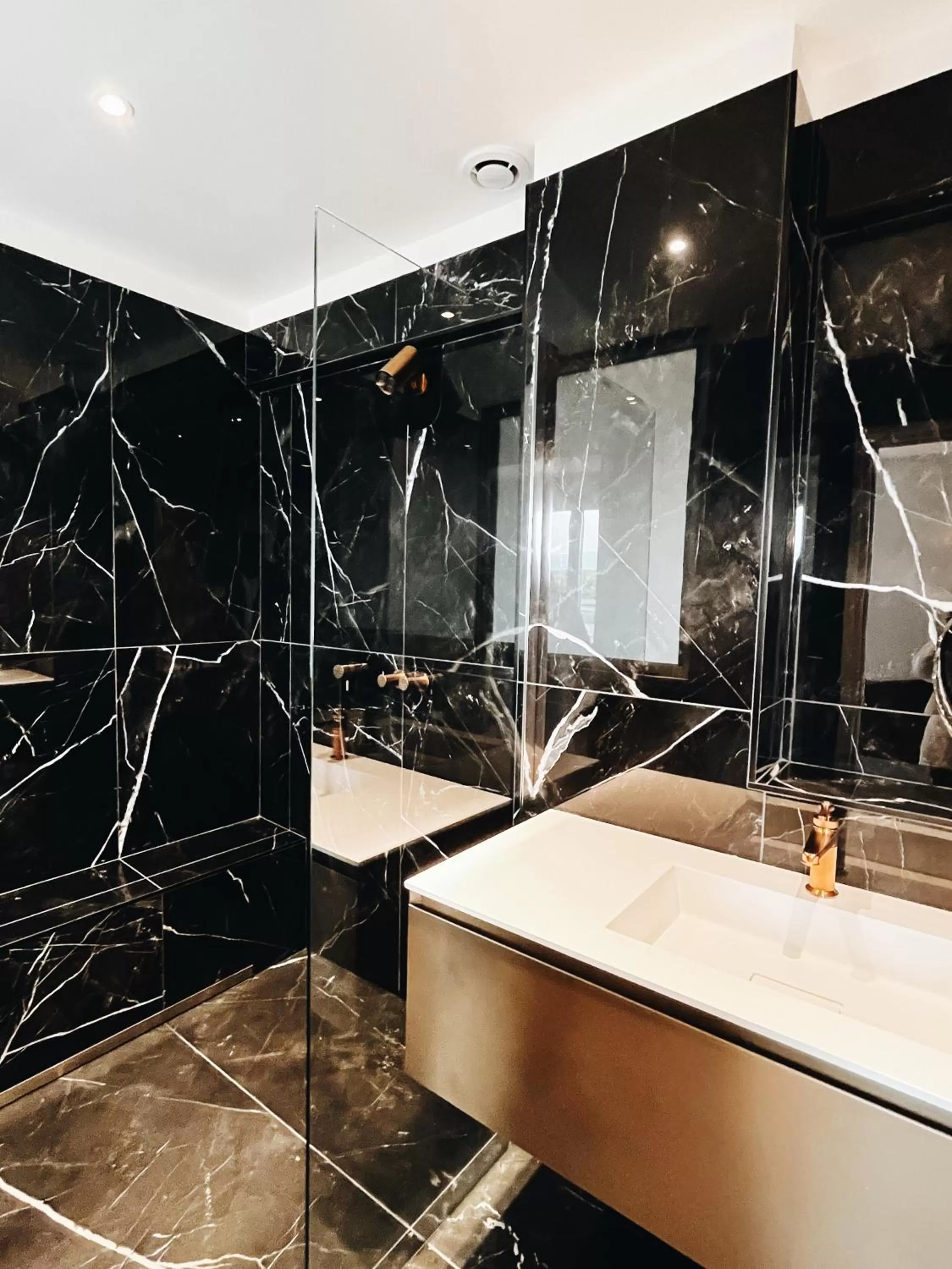 Bathroom in Hotel San Carlu Citadelle Ajaccio