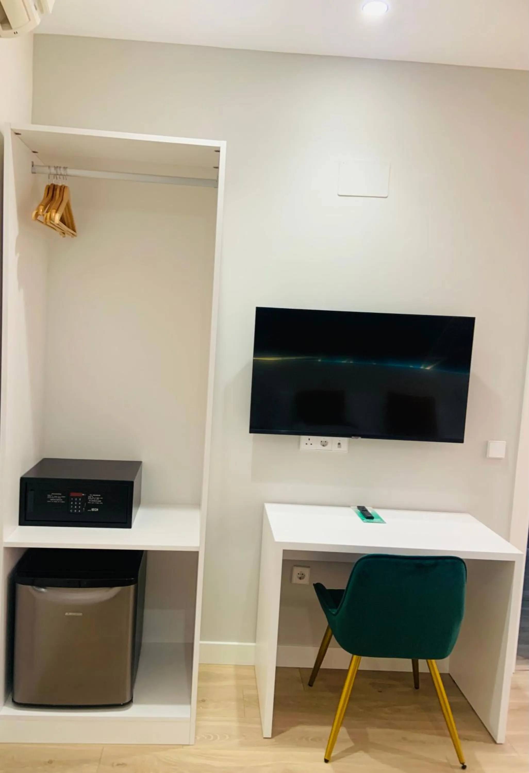 TV and multimedia in Hostal Abadia Madrid