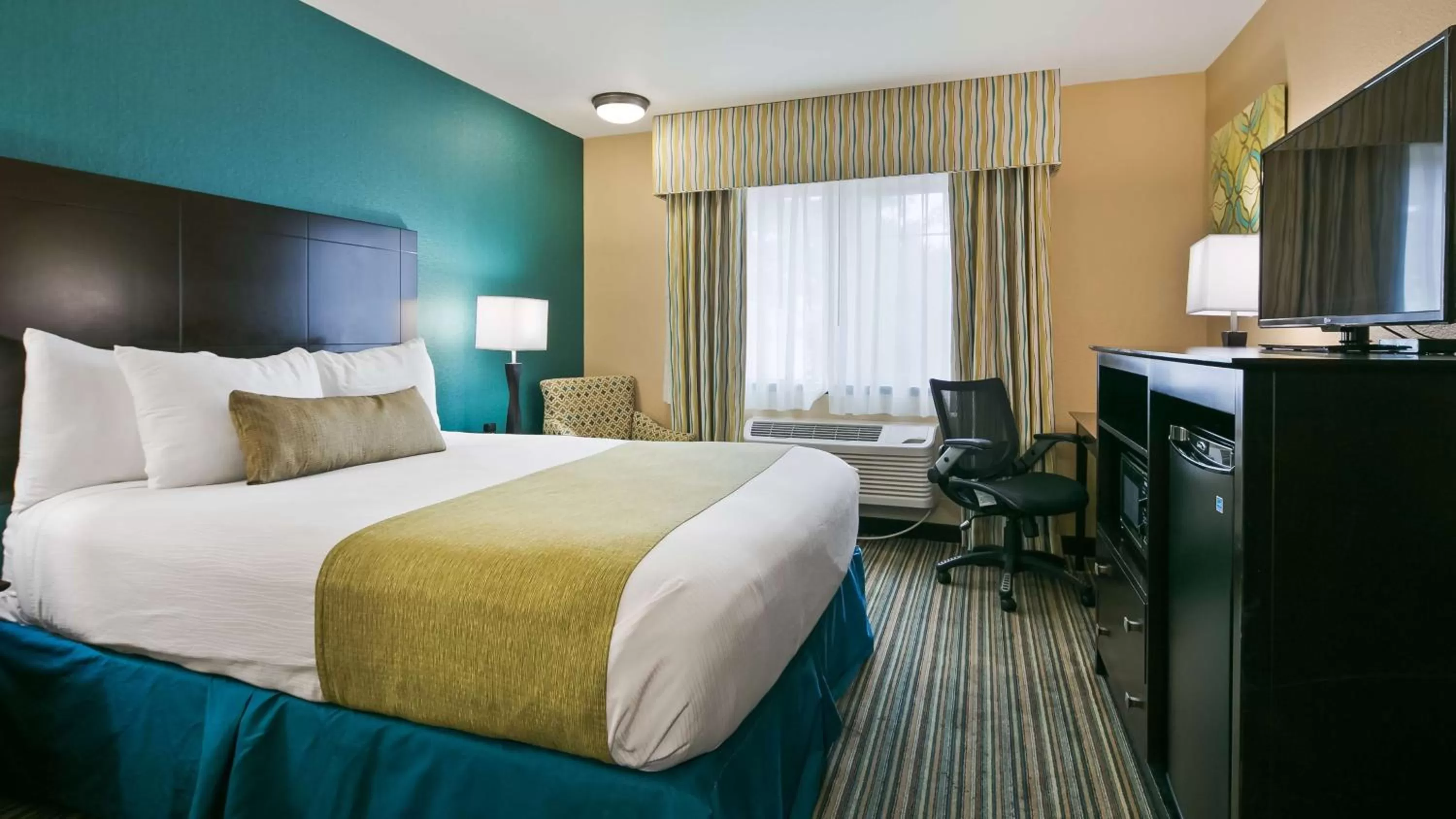 Photo of the whole room, Bed in Best Western Long Beach Inn