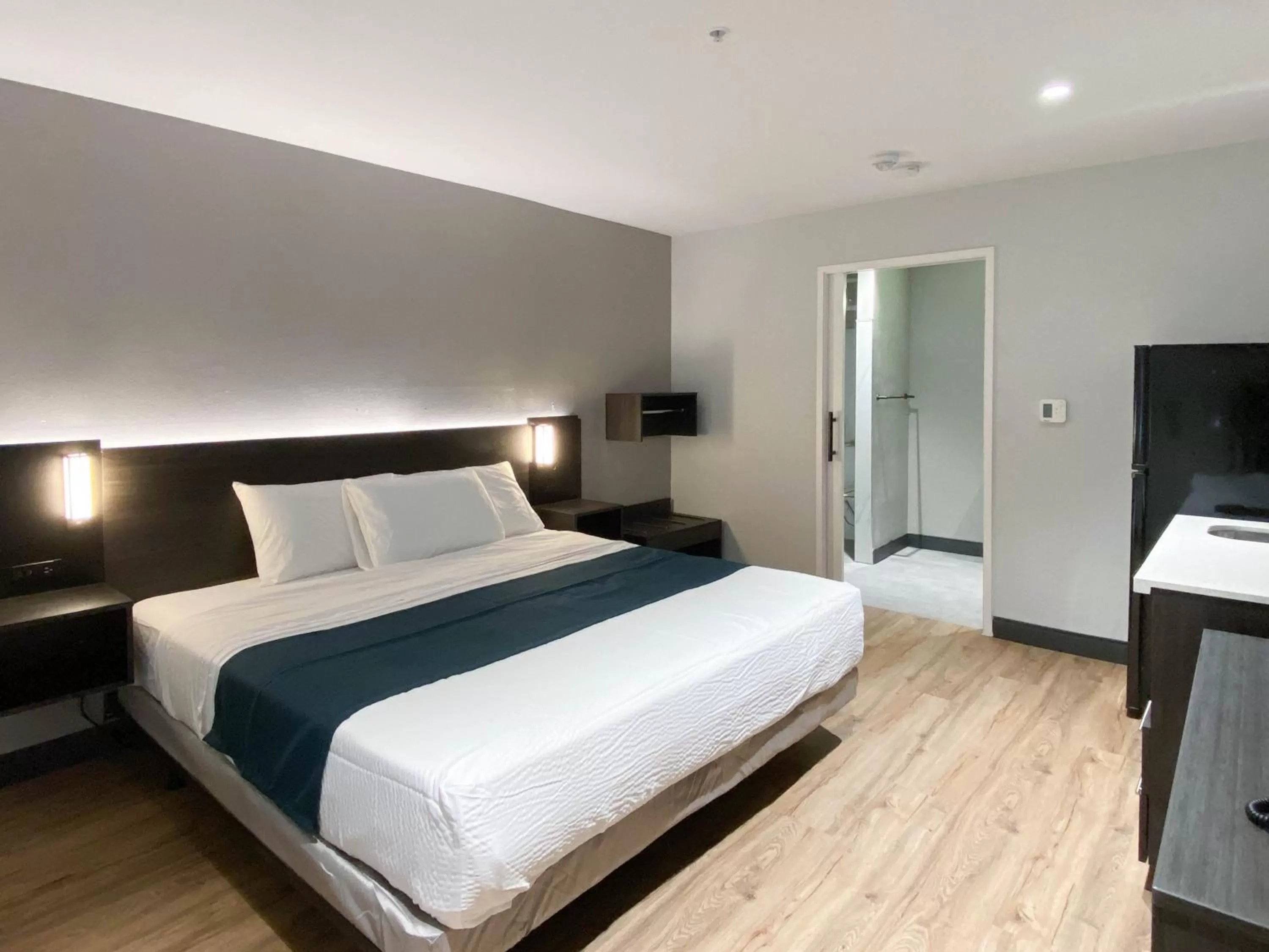 Bed in Studio 6 Suites Stockton, CA Waterfront